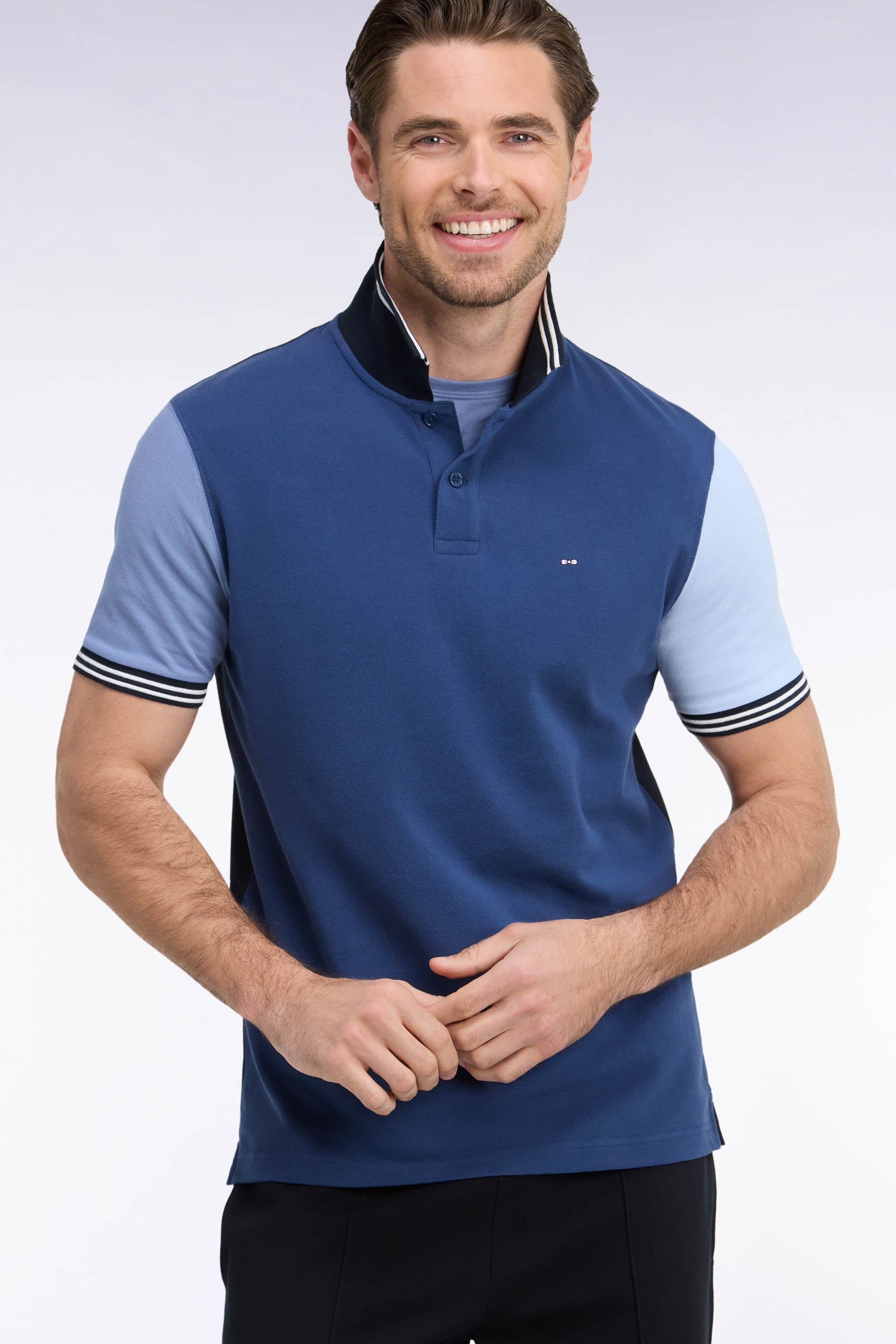 Polo manches courtes en coton tricolore bleu coupe droite