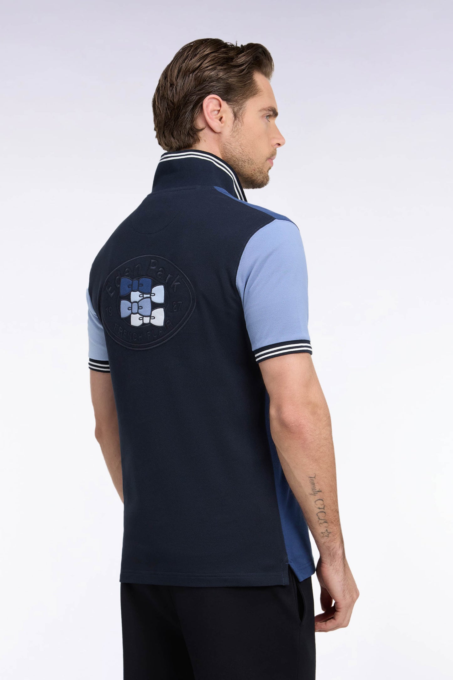 Polo manches courtes en coton tricolore bleu coupe droite