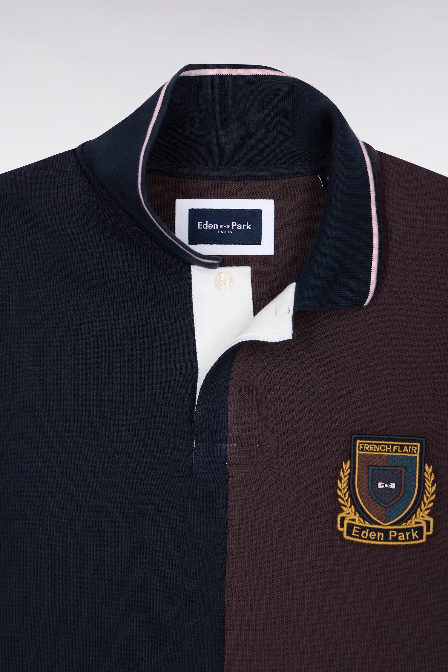 Polo manches courtes à découpes verticales en coton marron et marine coupe droite