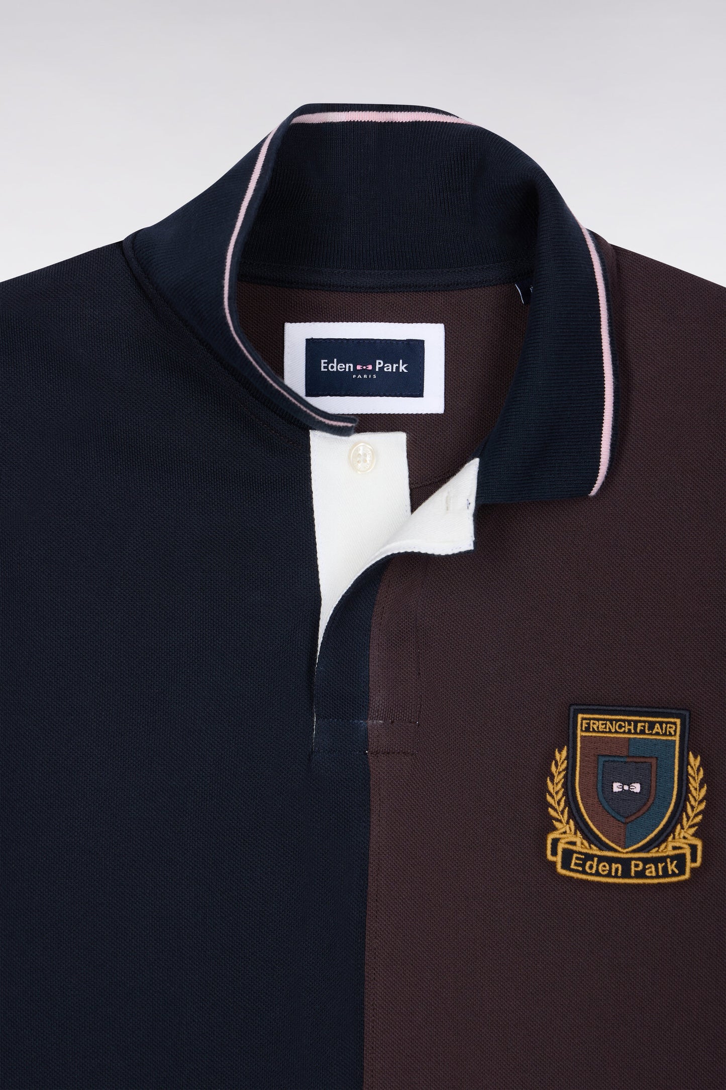 Polo manches courtes à découpes verticales en coton marron et marine coupe droite