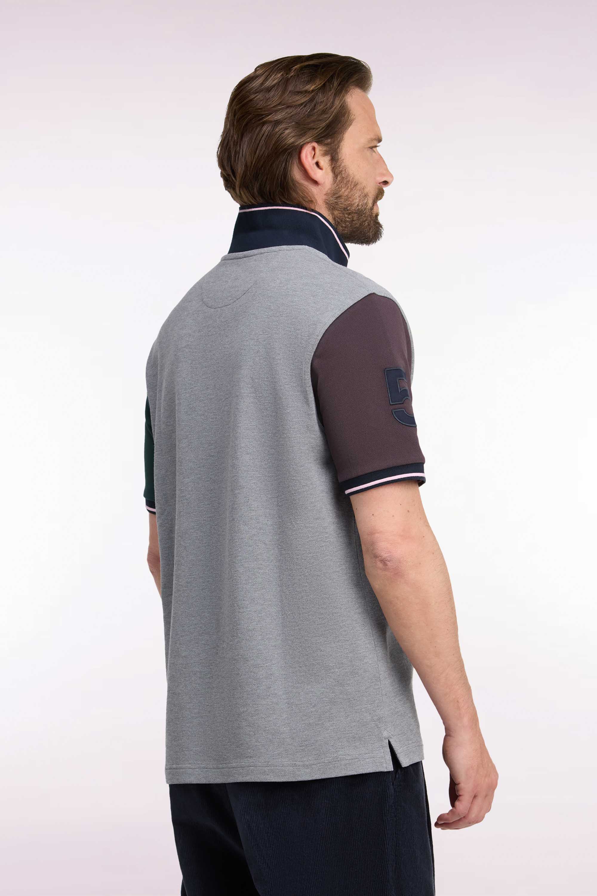 Polo manches courtes en coton gris à découpes et écusson coupe droite