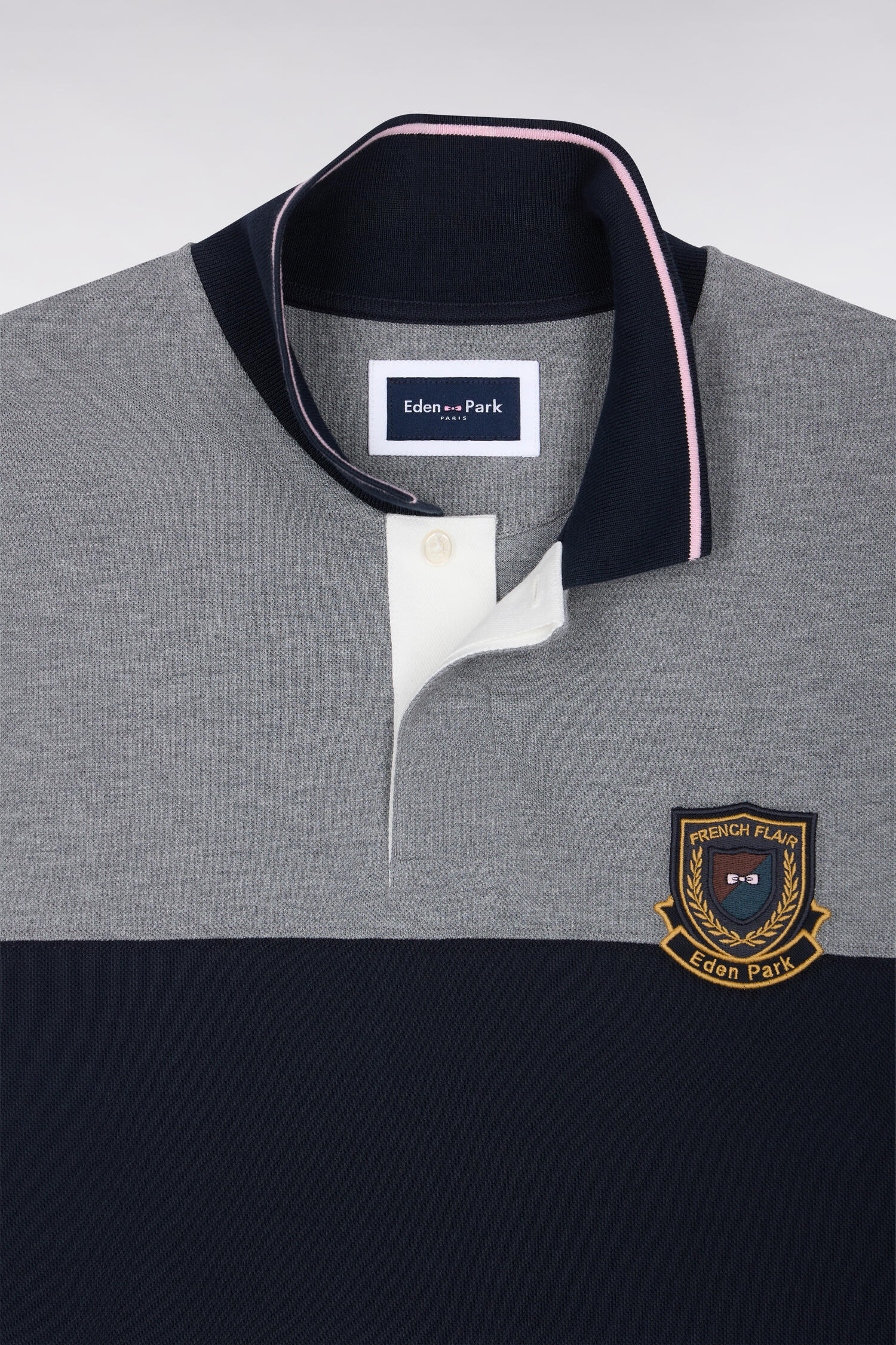 Polo manches courtes en coton gris à découpes et écusson coupe droite