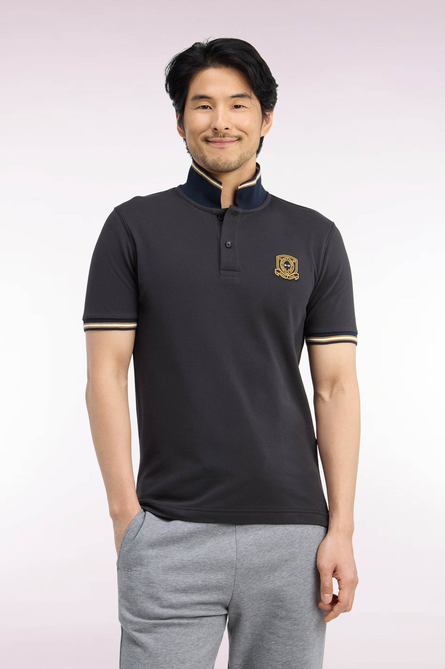 Polo manches courtes en piqué de coton peigné marron à écusson coupe droite