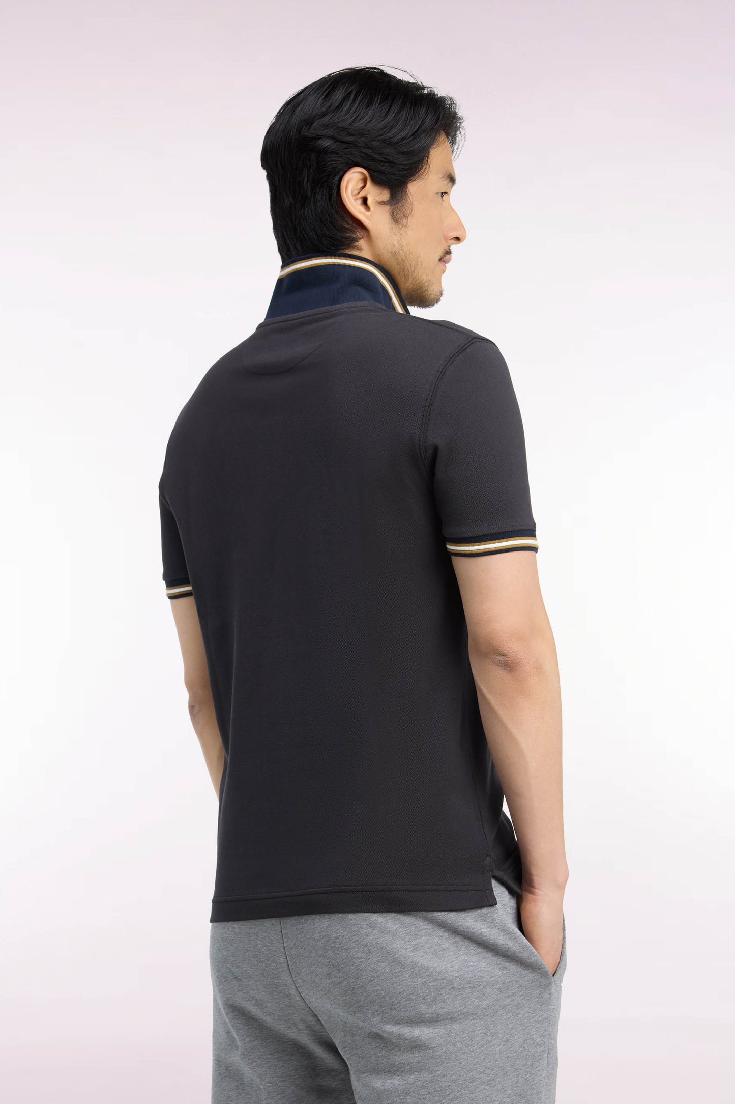 Polo manches courtes en piqué de coton peigné marron à écusson coupe droite