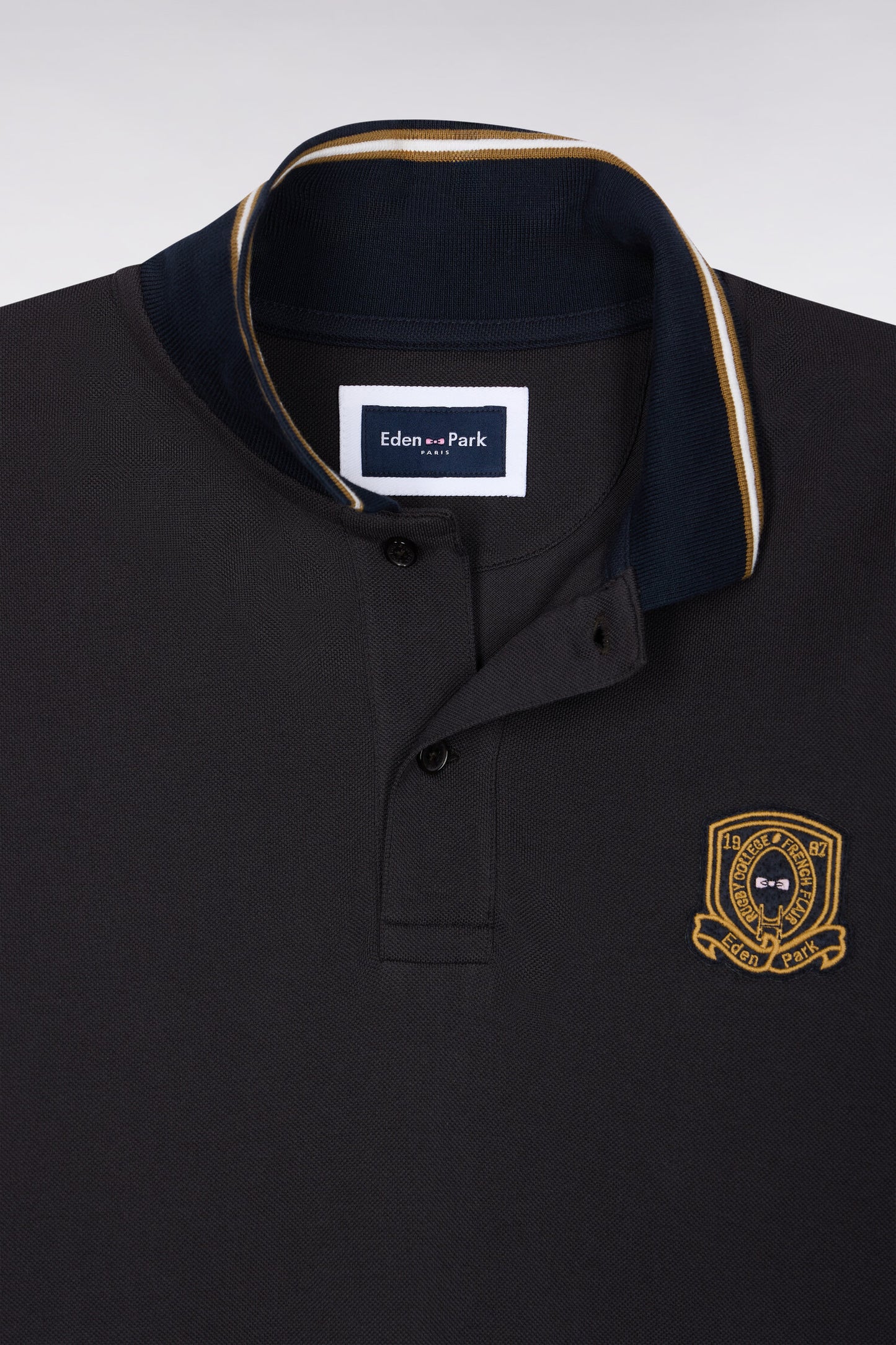 Polo manches courtes en piqué de coton peigné marron à écusson coupe droite