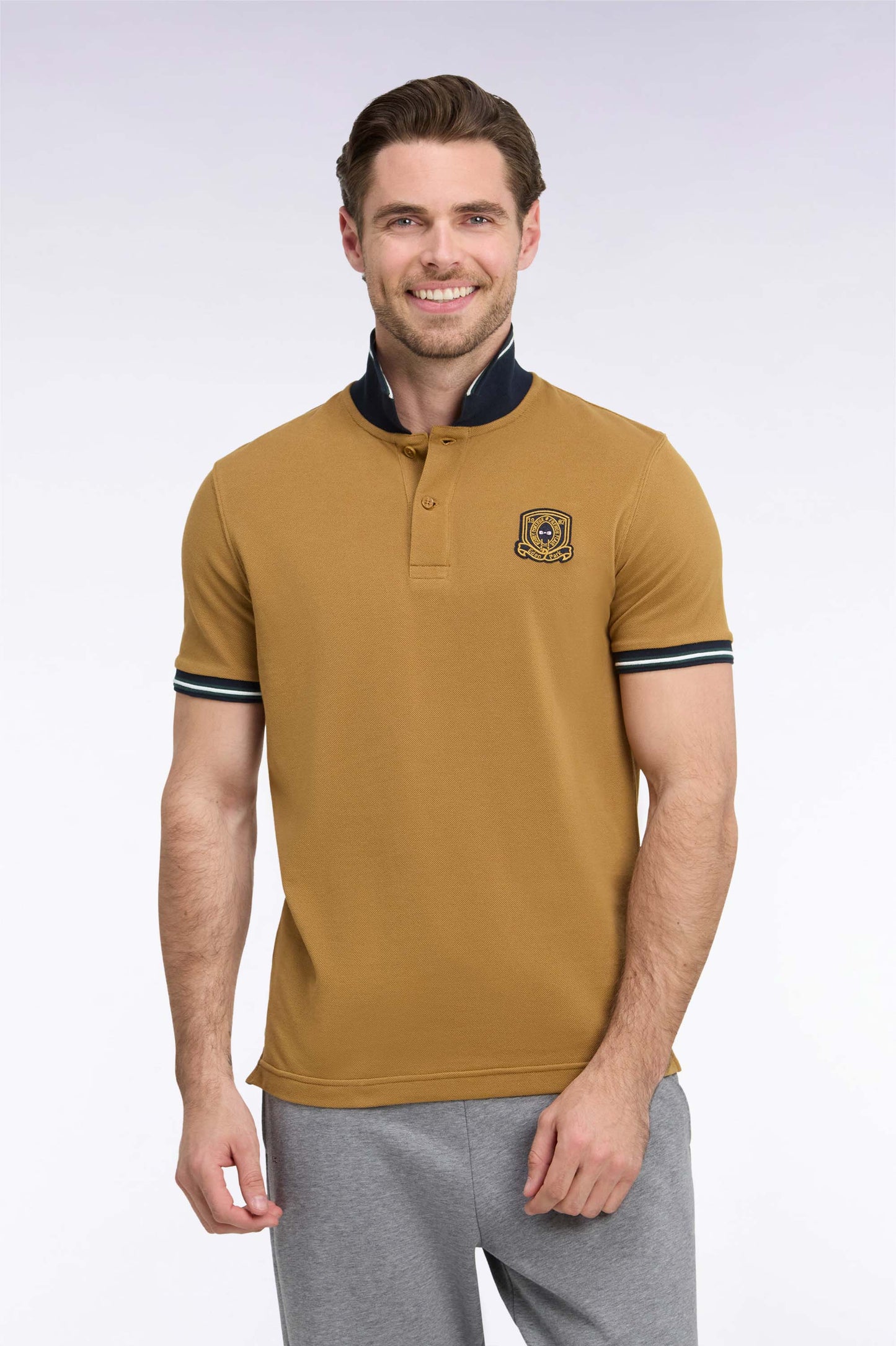 Polo manches courtes en piqué de coton peigné camel à écusson coupe droite