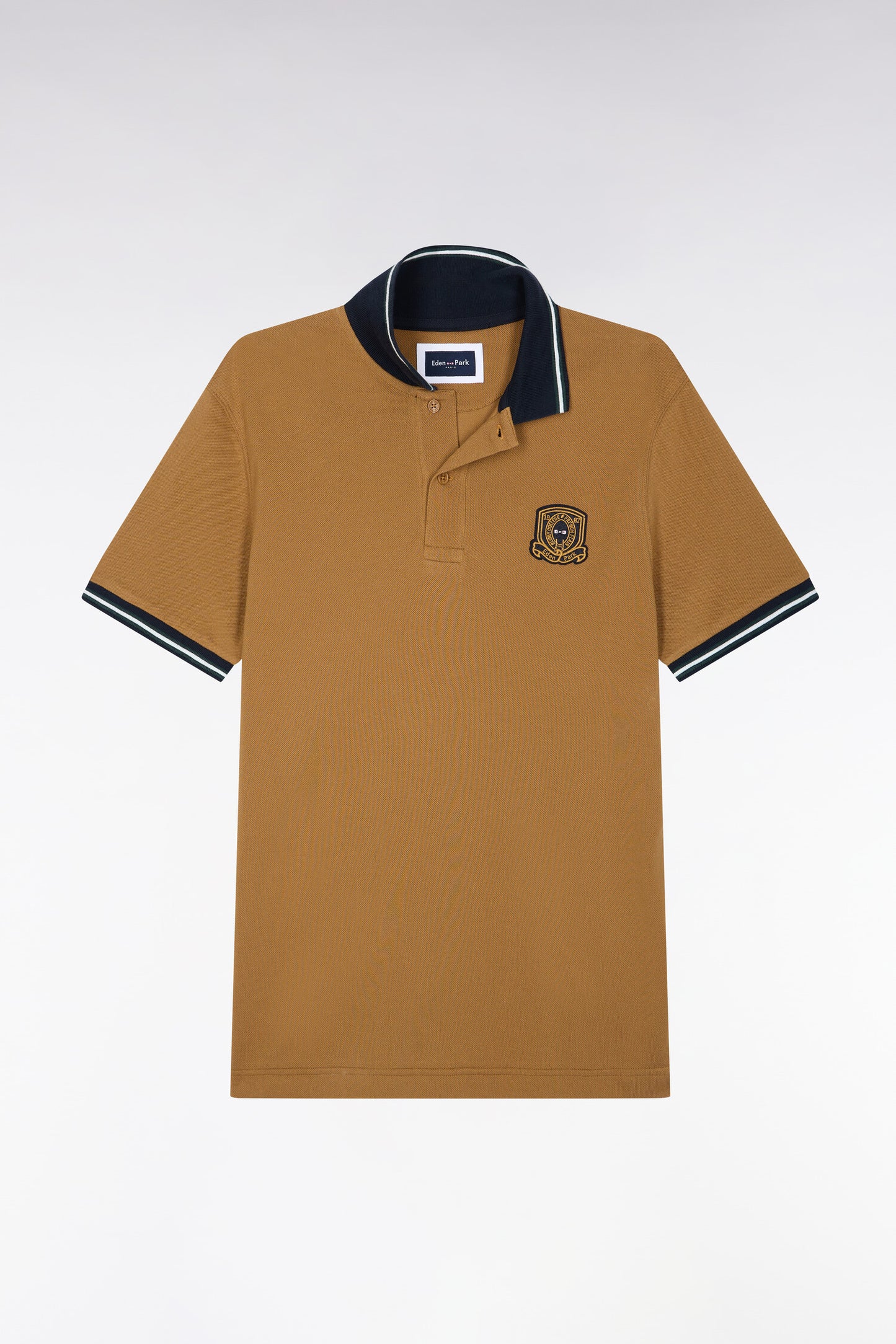 Polo manches courtes en piqué de coton peigné camel à écusson coupe droite