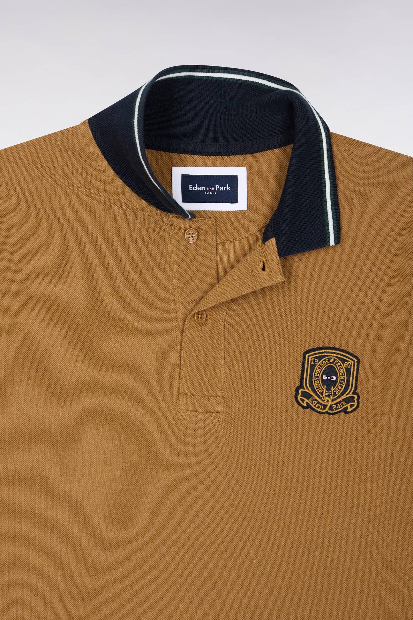 Polo manches courtes en piqué de coton peigné camel à écusson coupe droite