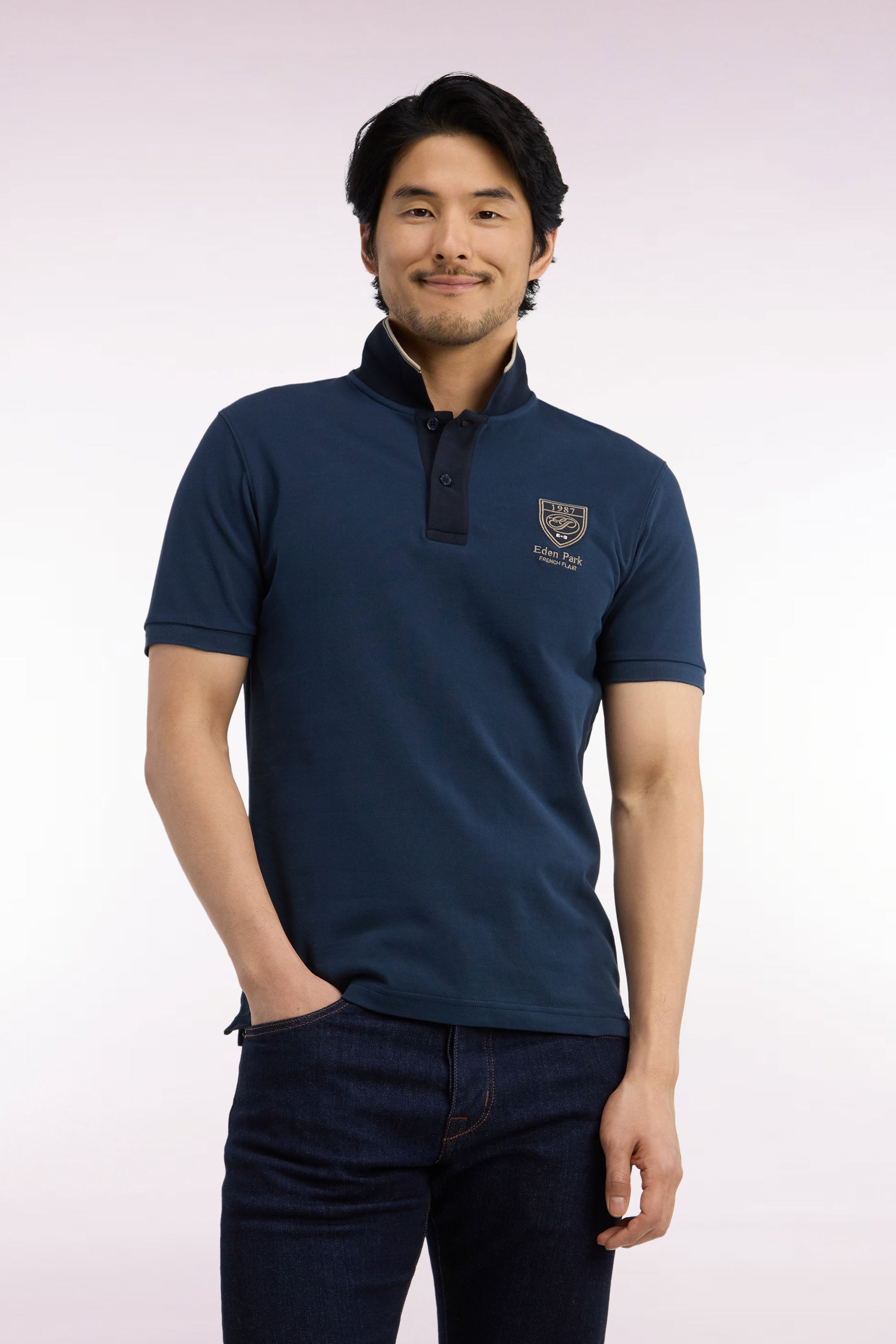 Polo manches courtes en piqué coton bleu gris à écusson coupe droite