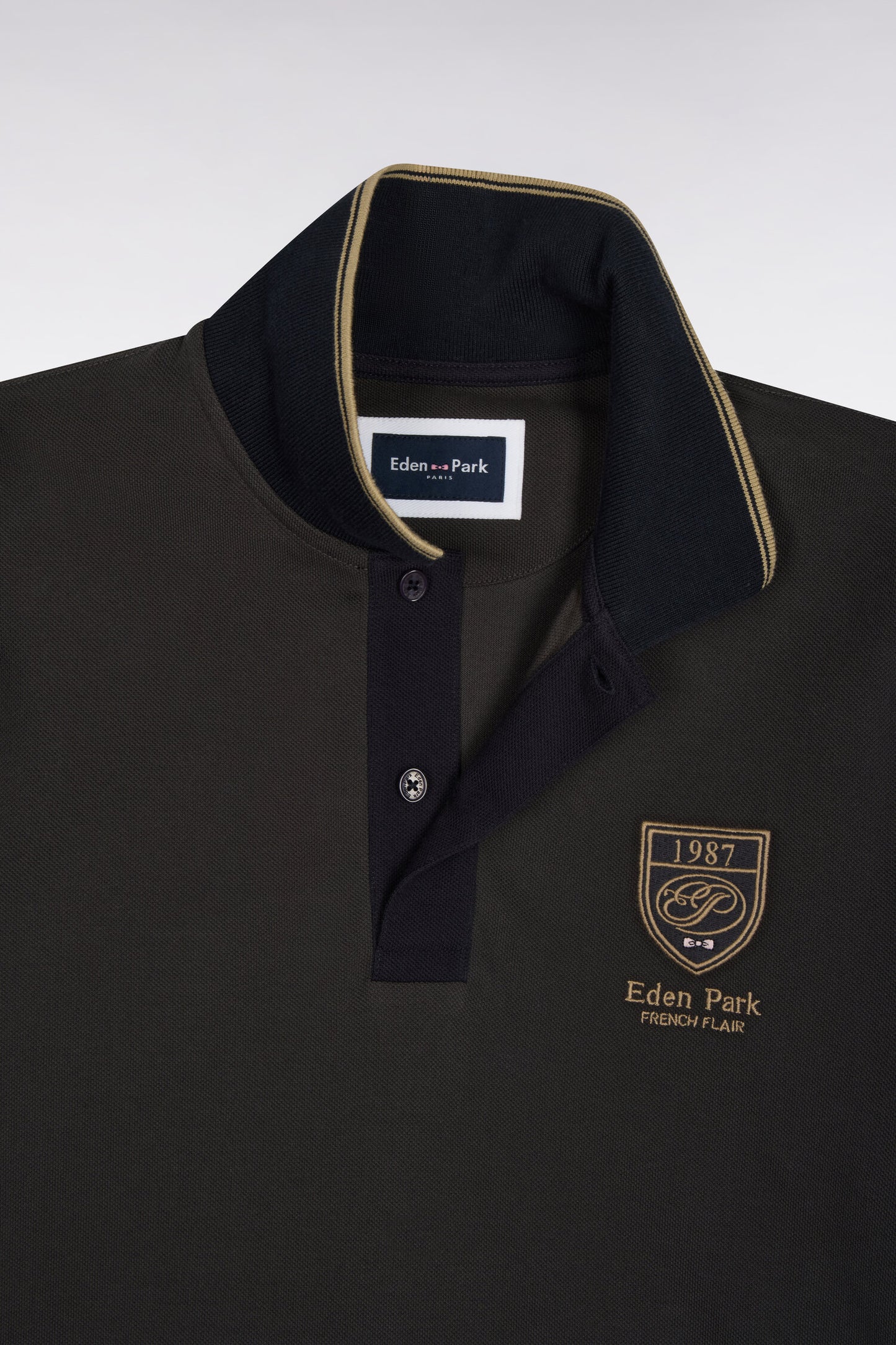 Polo manches courtes en coton gris foncé à écusson coupe droite
