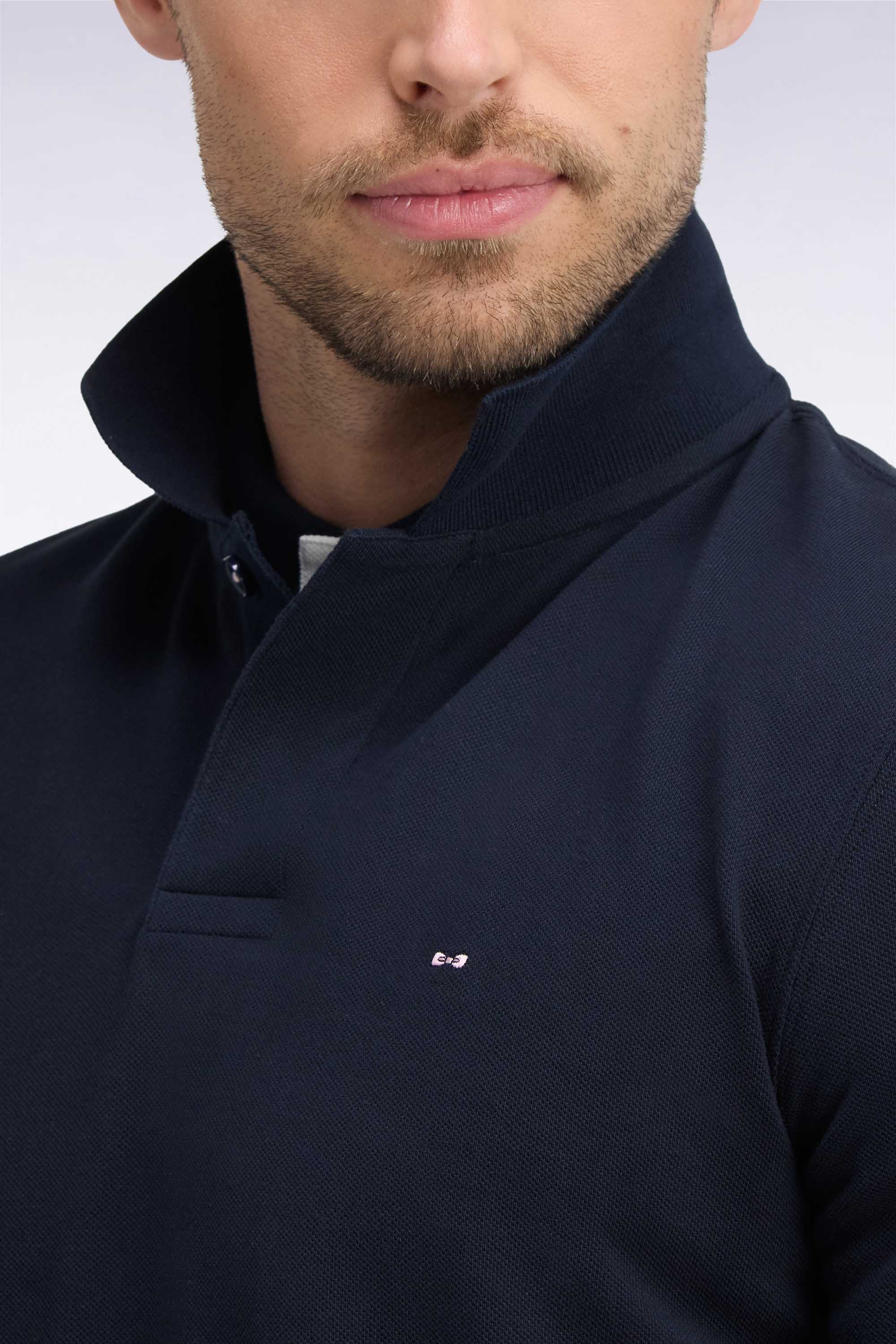 polo de manga corta en piqué de algodón azul marino bordado en la espalda