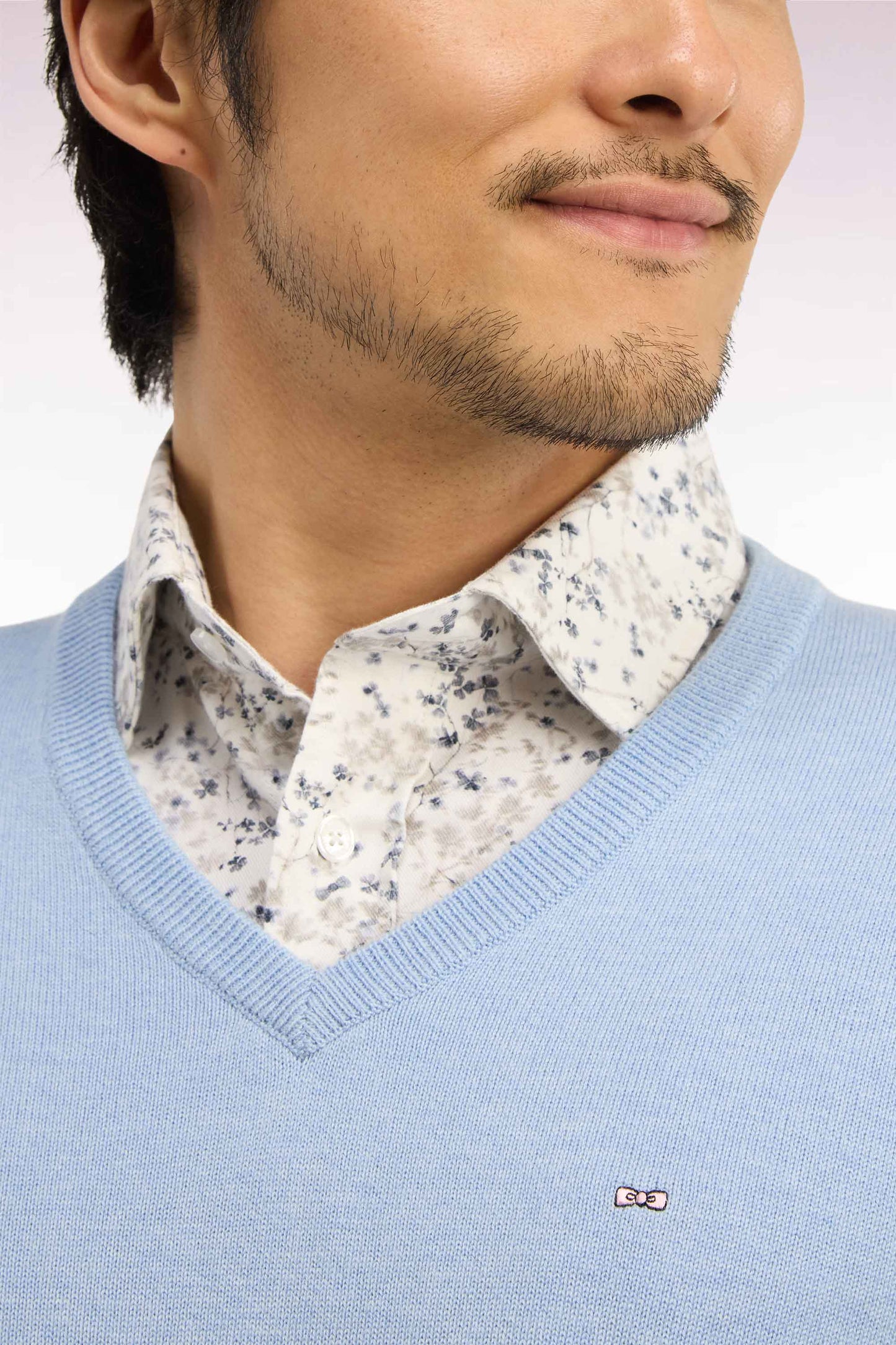 Pull col V en laine et coton ciel coupe droite