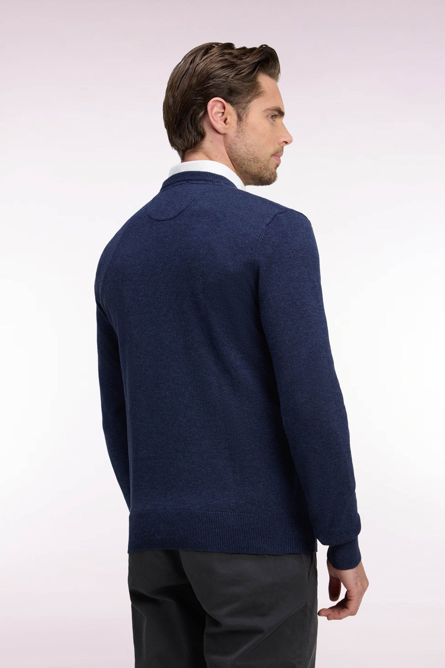 Pull col V en laine et coton bleu coupe droite