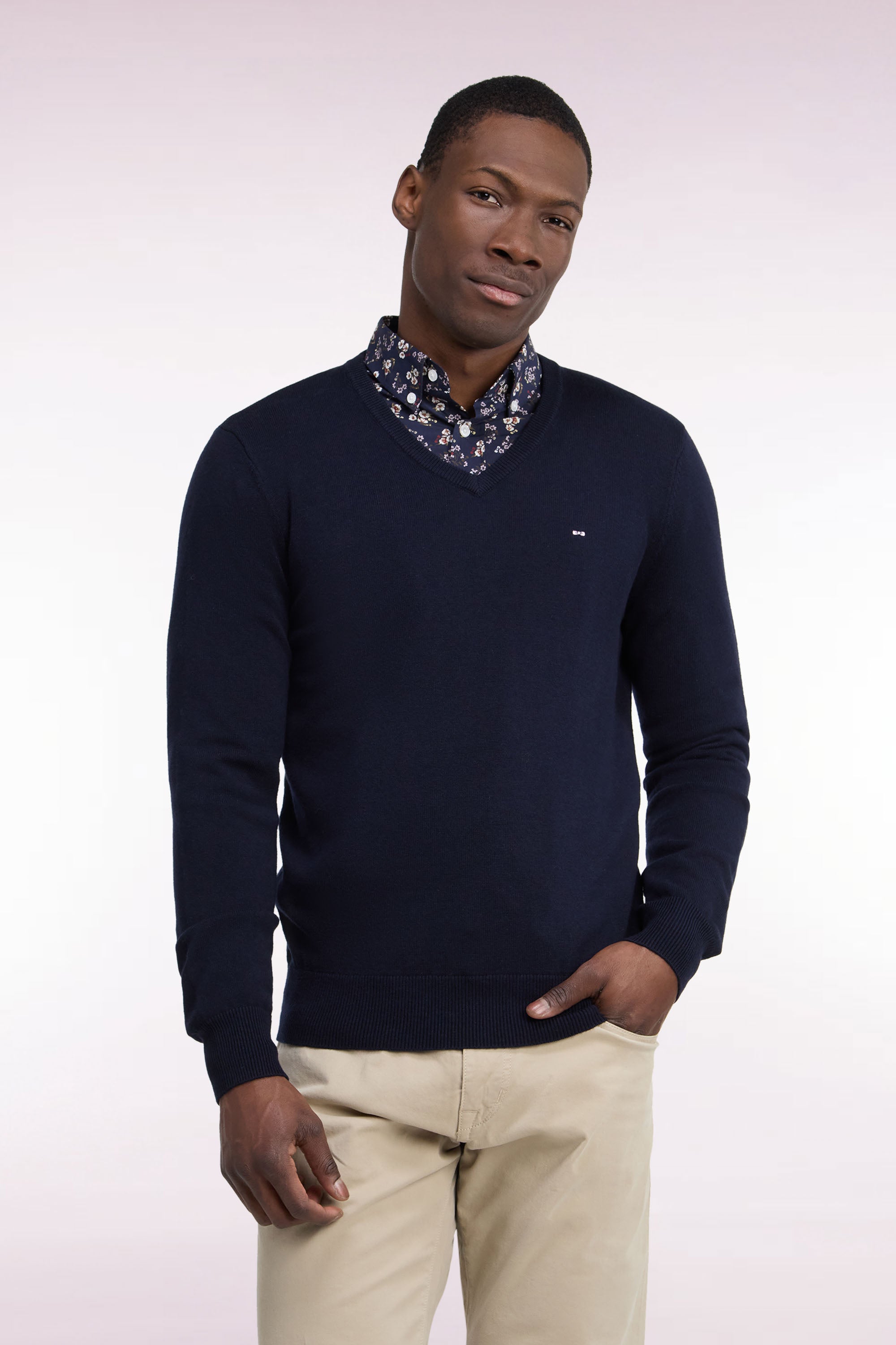 Pull col V en laine et coton marine coupe droite