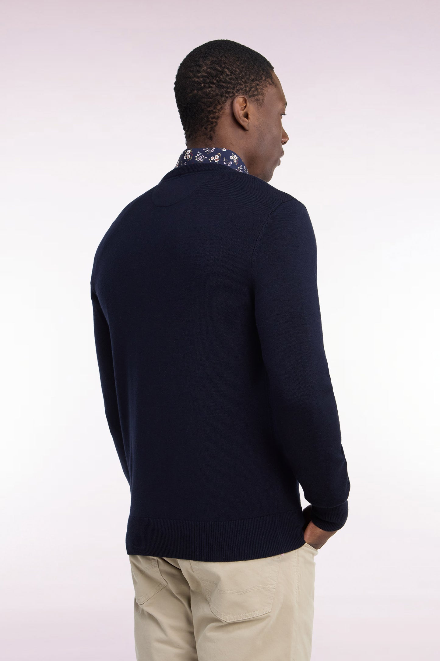 Pull col V en laine et coton marine coupe droite