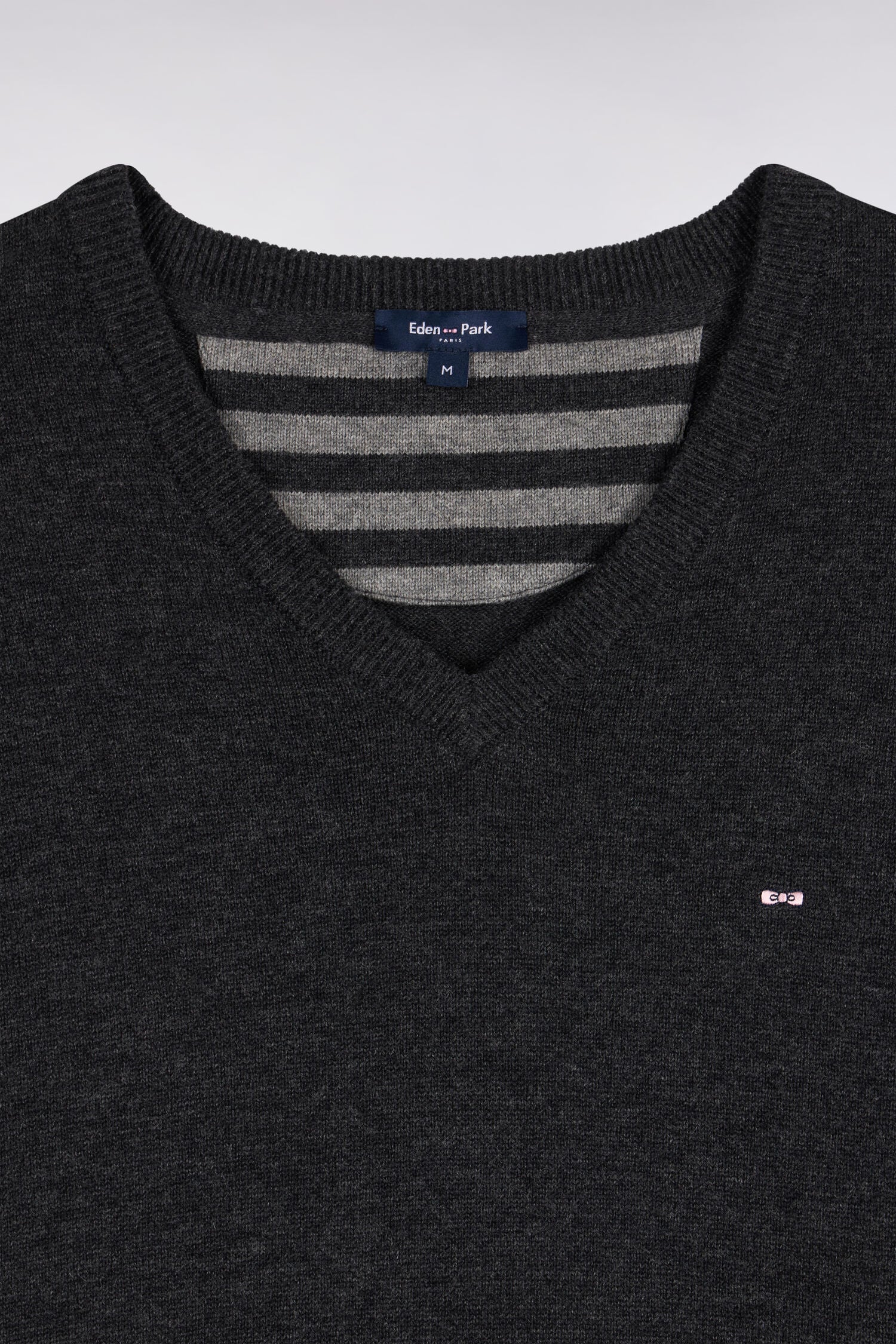 Pull col V en laine et coton gris foncé coupe droite