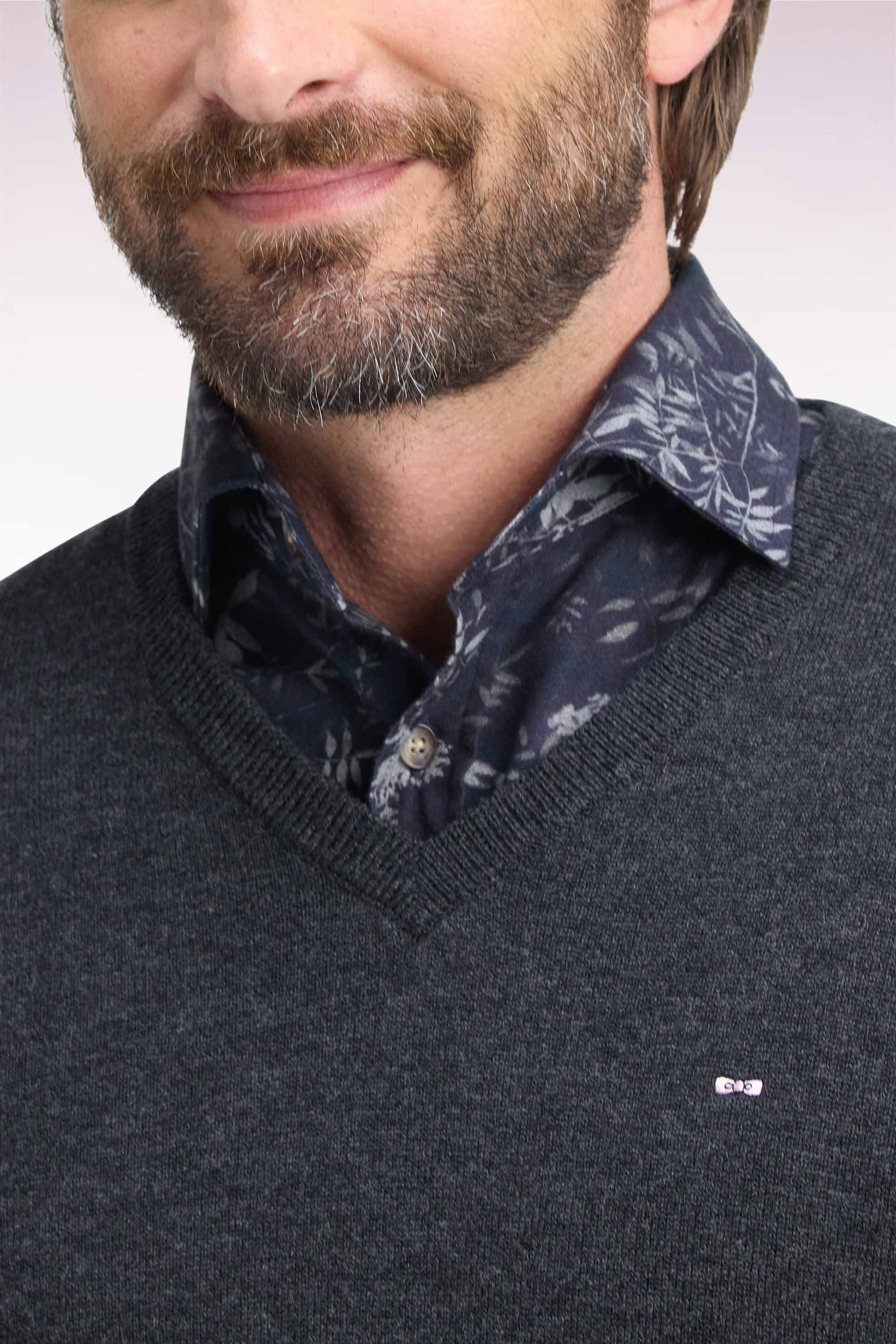 Pull col V en laine et coton gris foncé coupe droite