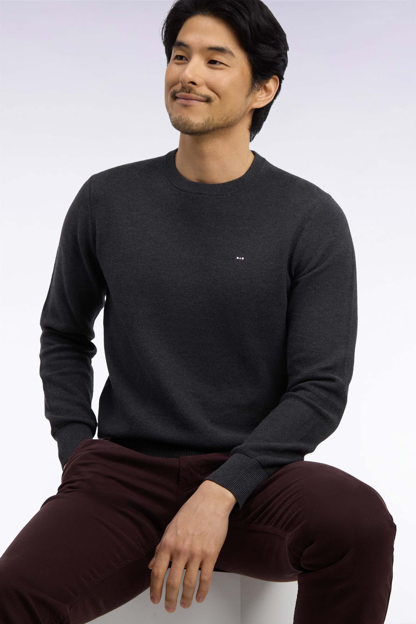 Pull col rond en coton gris foncé coupe droite