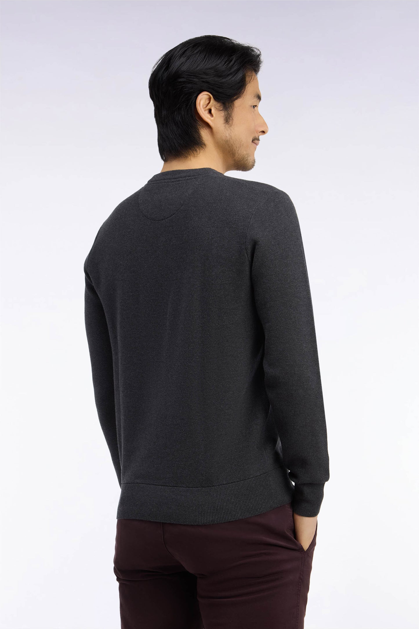 Pull col rond en coton gris foncé coupe droite