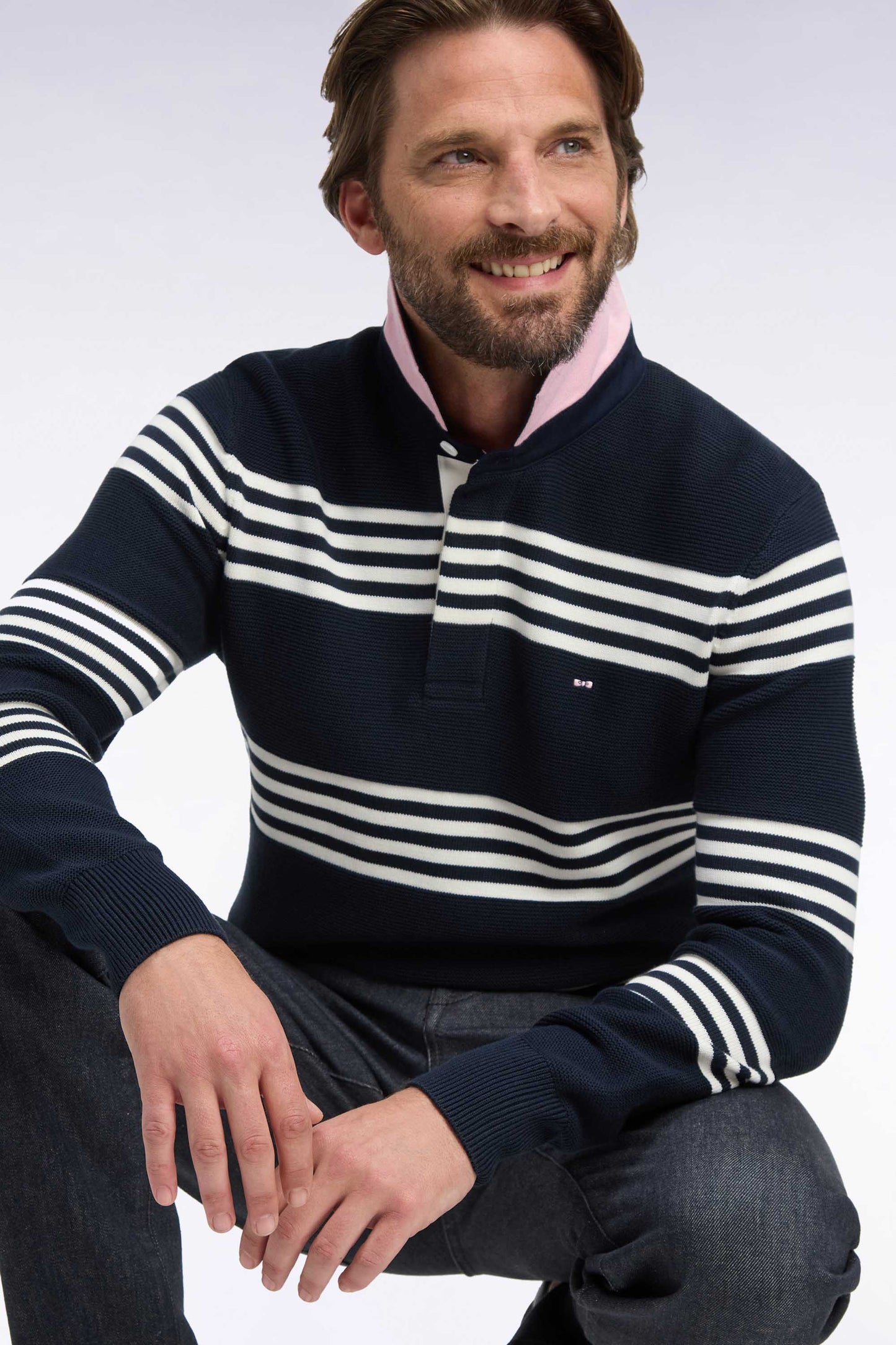 Pull à col maillot en coton écru et marine coupe droite