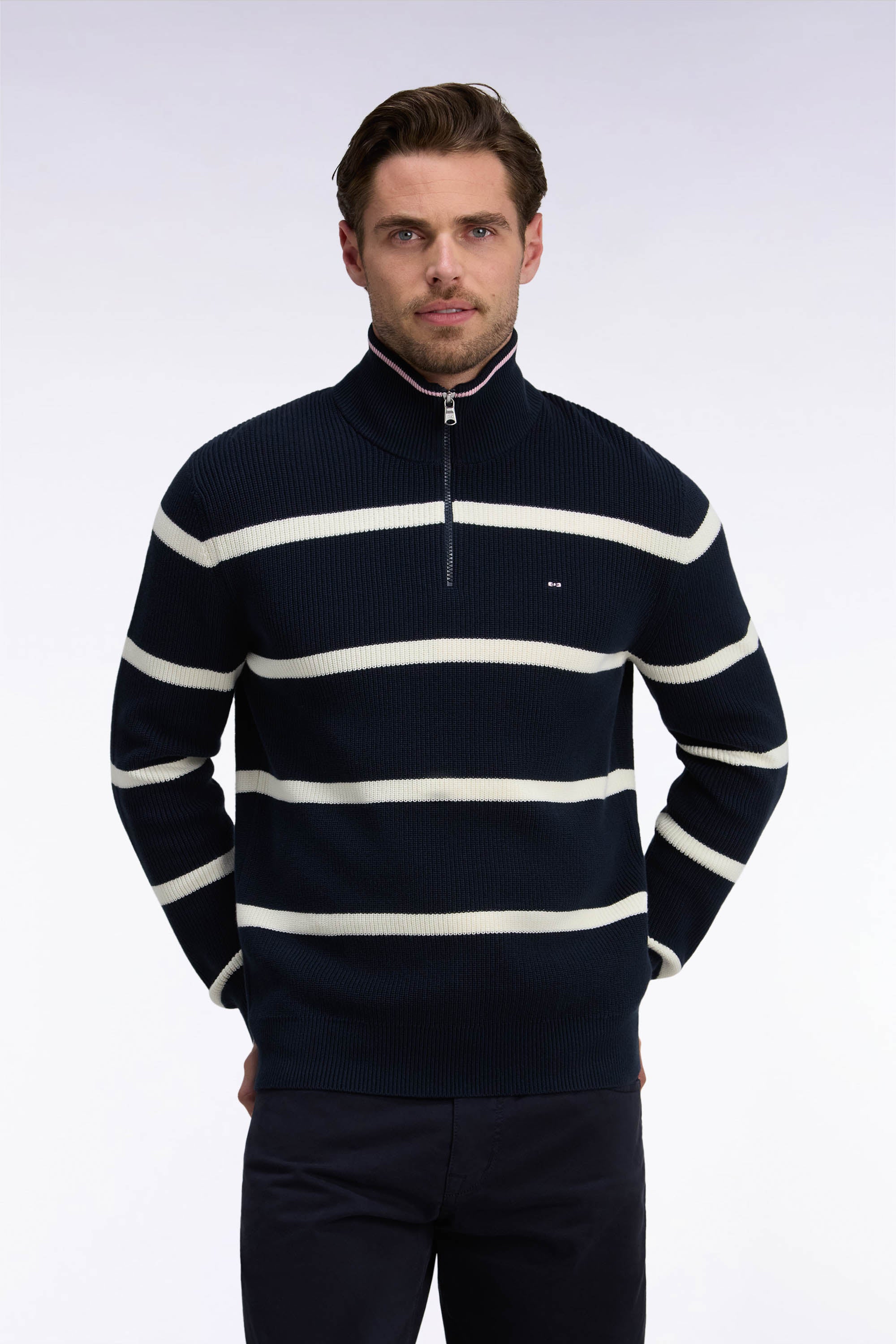 Pull rayé à col camionneur zippé en coton marine et écru coupe droite
