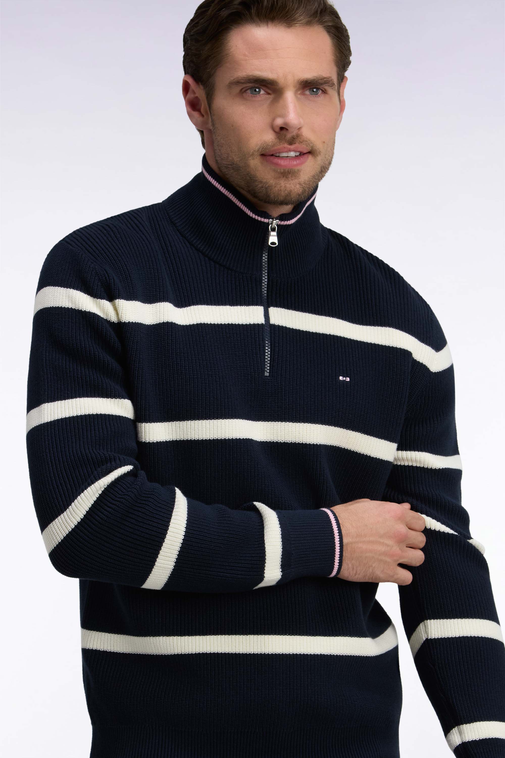 Pull rayé à col camionneur zippé en coton marine et écru coupe droite