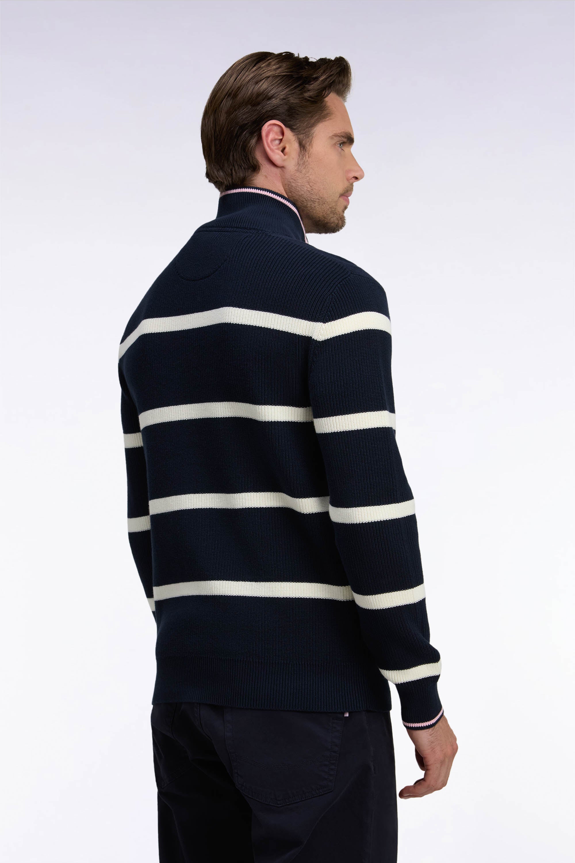 Pull rayé à col camionneur zippé en coton marine et écru coupe droite