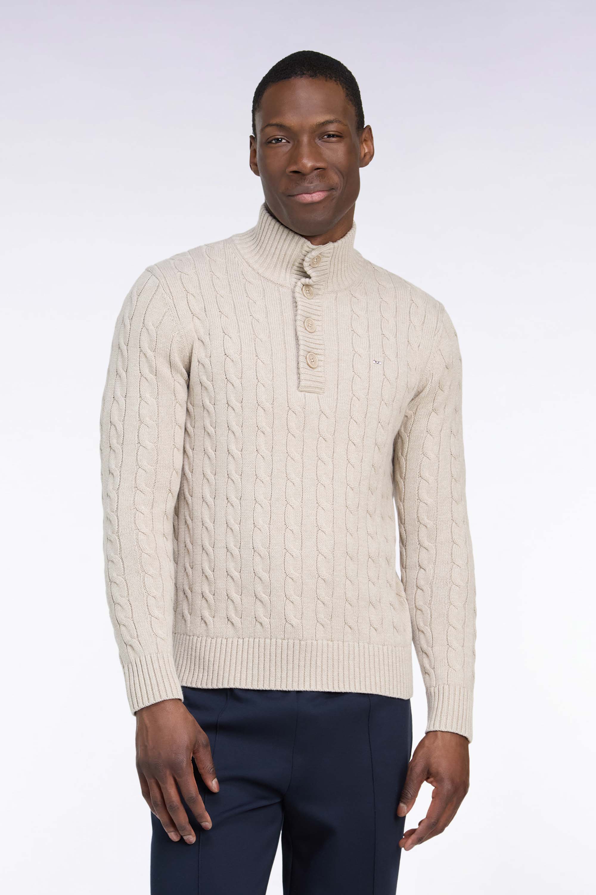 Pull à torsades col boutonné en coton beige coupe droite