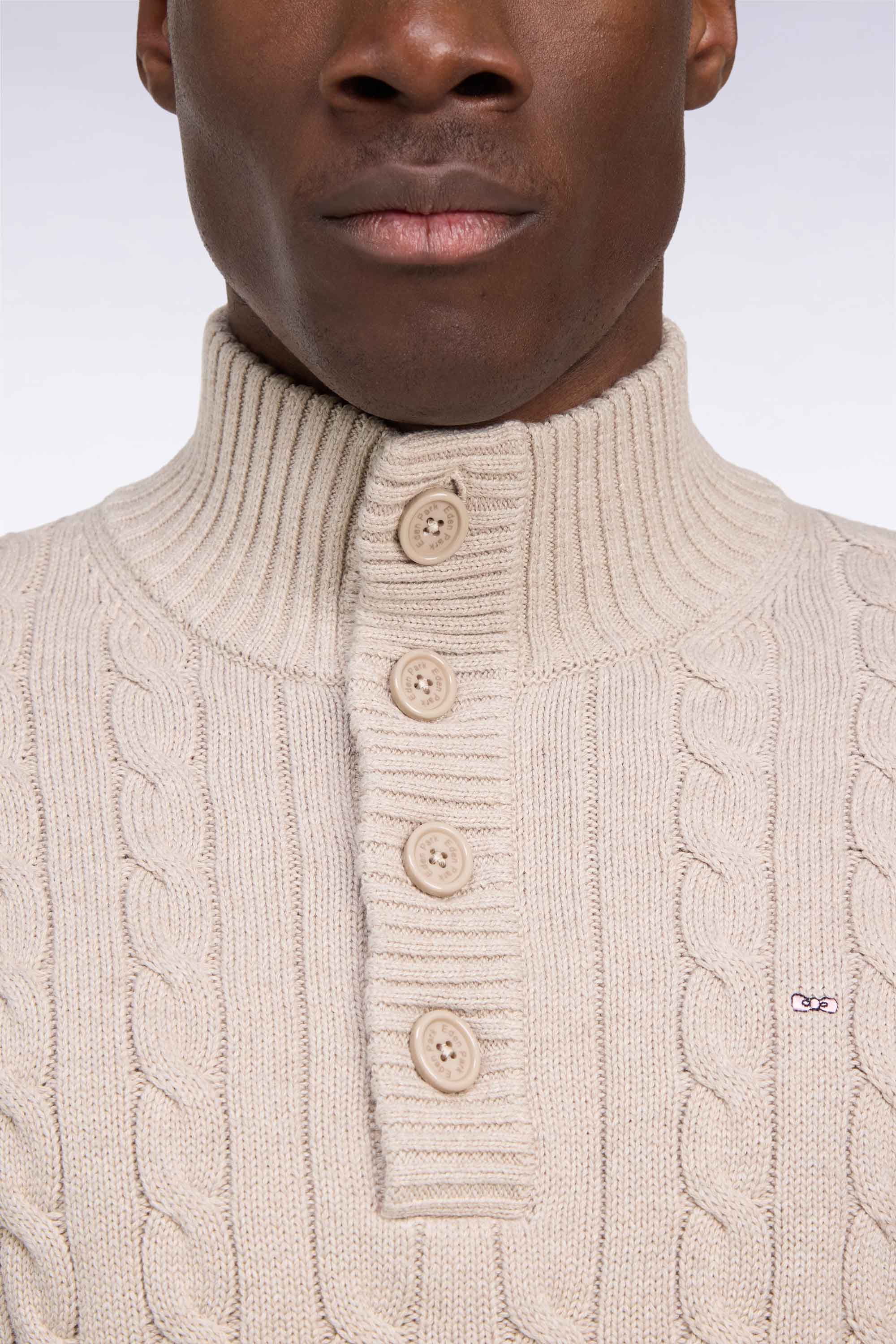 Pull à torsades col boutonné en coton beige coupe droite