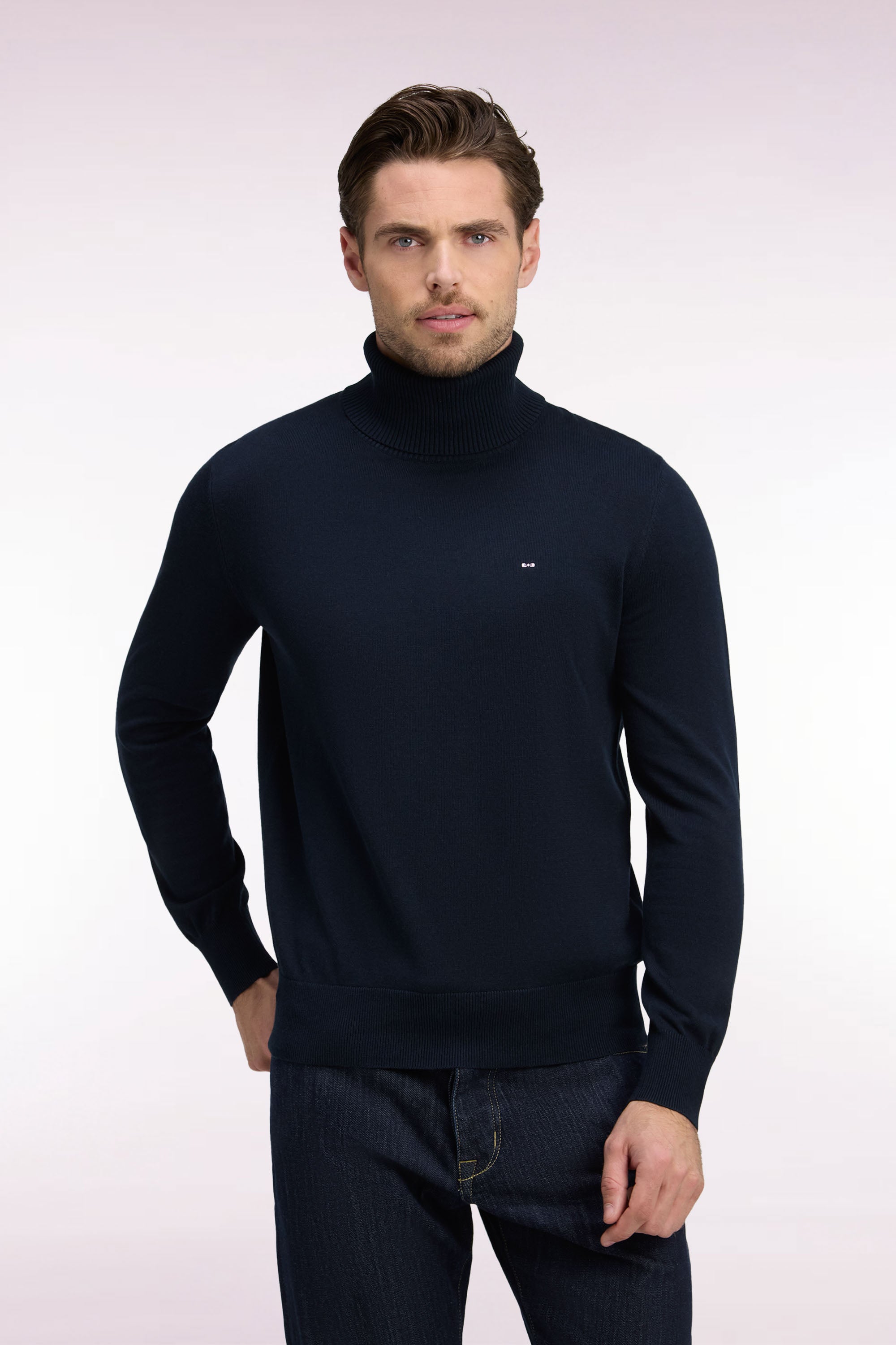 Pull à col roulé en coton et viscose marine coupe droite