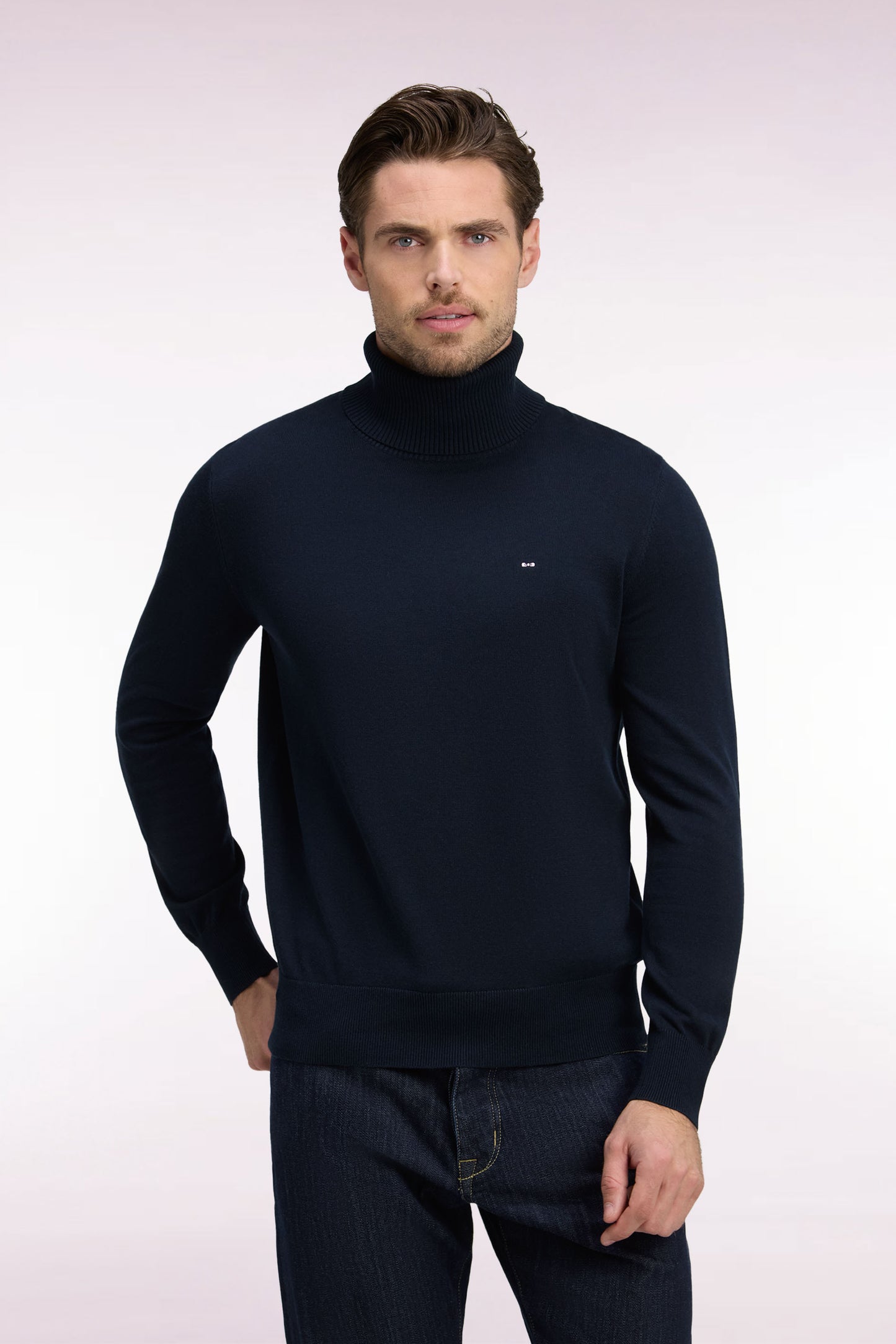 Pull à col roulé en coton et viscose marine coupe droite