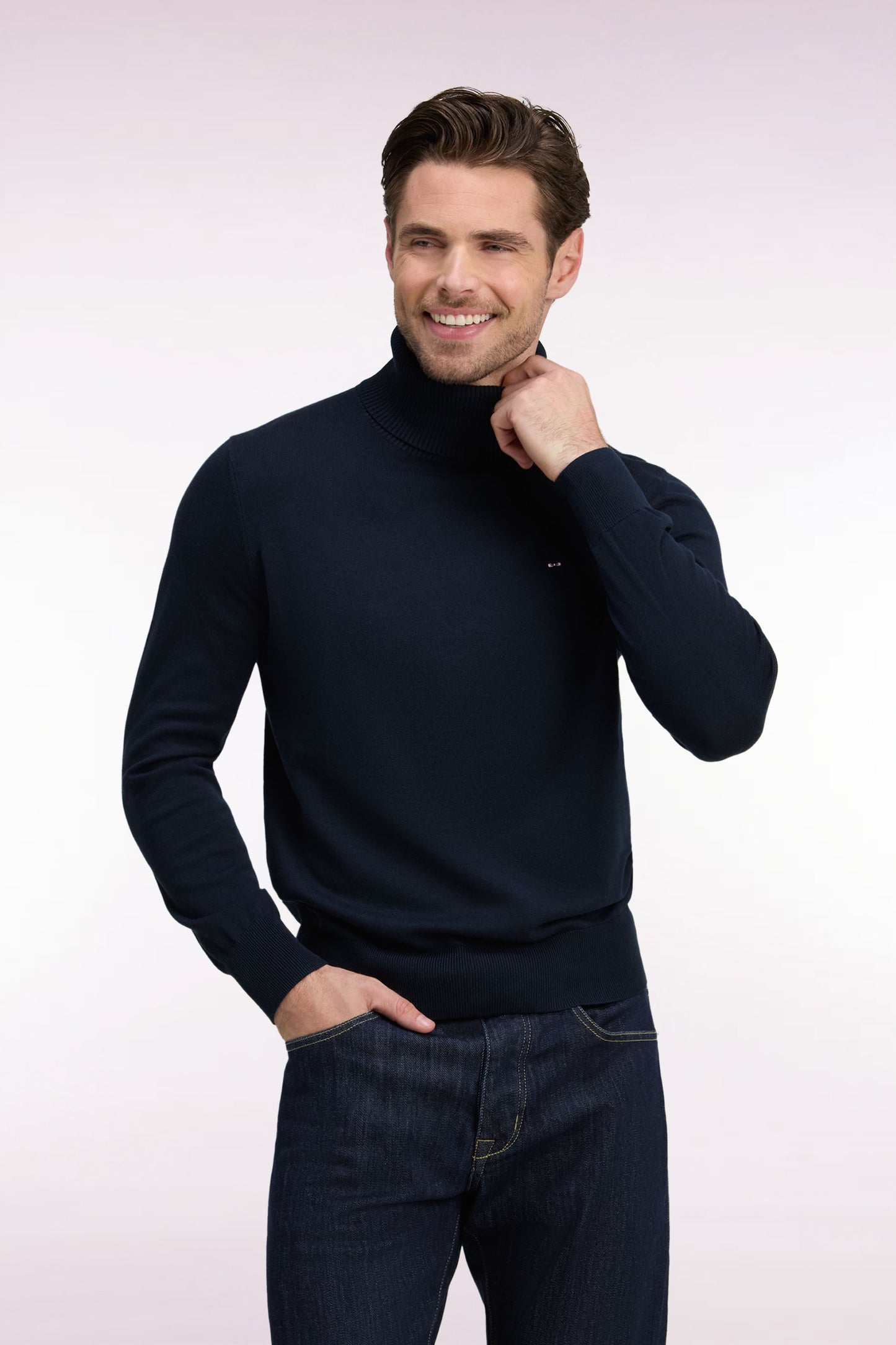 Pull à col roulé en coton et viscose marine coupe droite