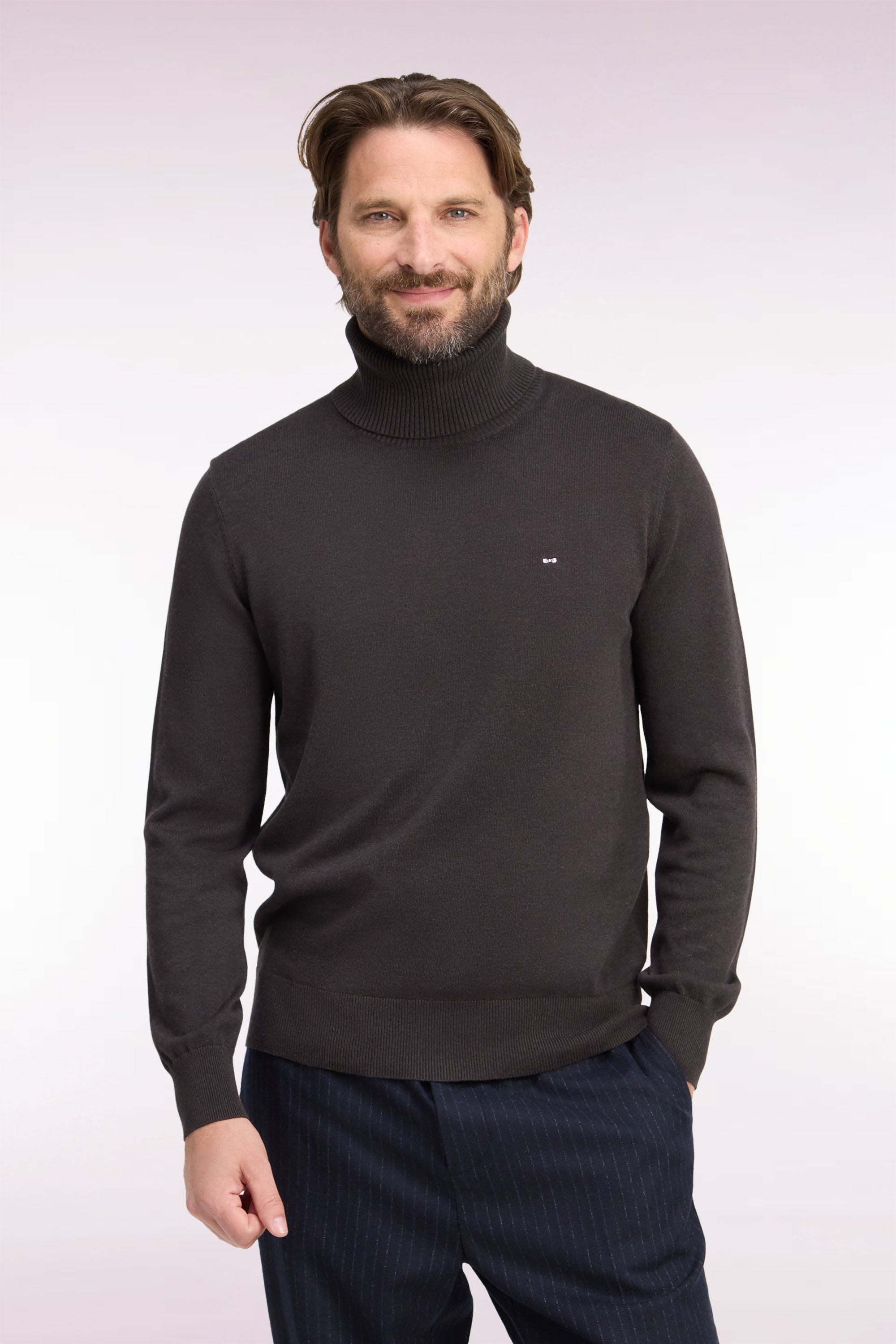 Pull à col roulé en coton et viscose marron coupe droite
