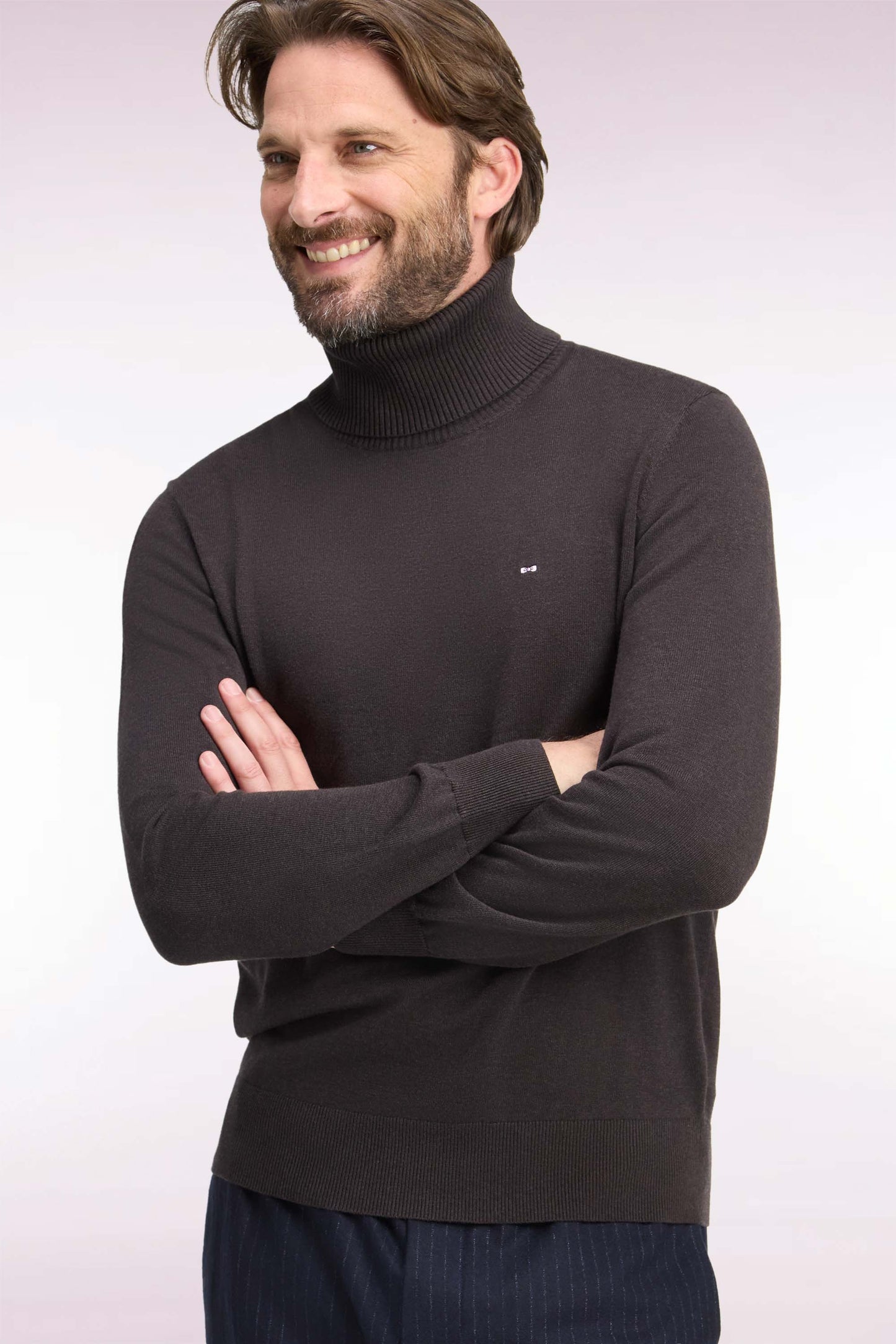 Pull à col roulé en coton et viscose marron coupe droite