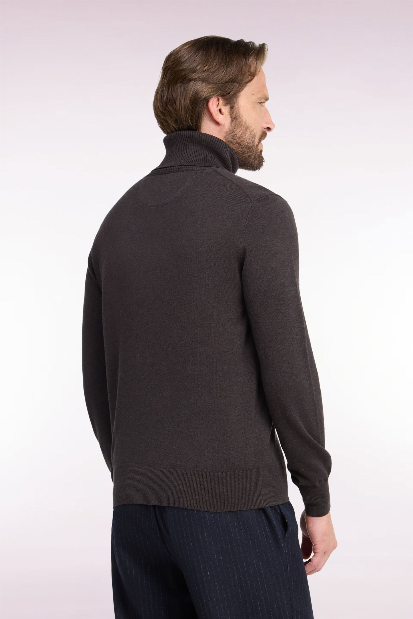 Pull à col roulé en coton et viscose marron coupe droite