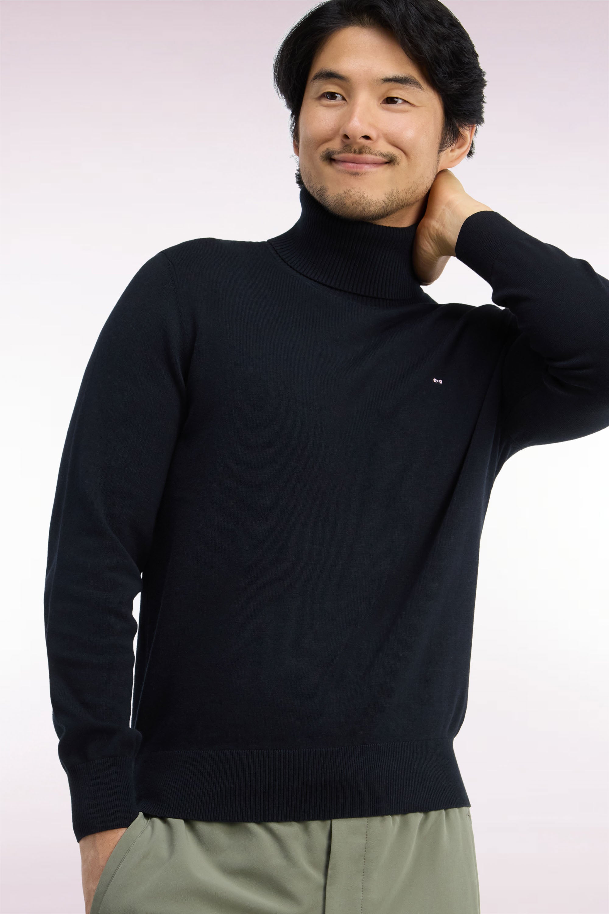 Pull à col roulé en coton et viscose noir coupe droite