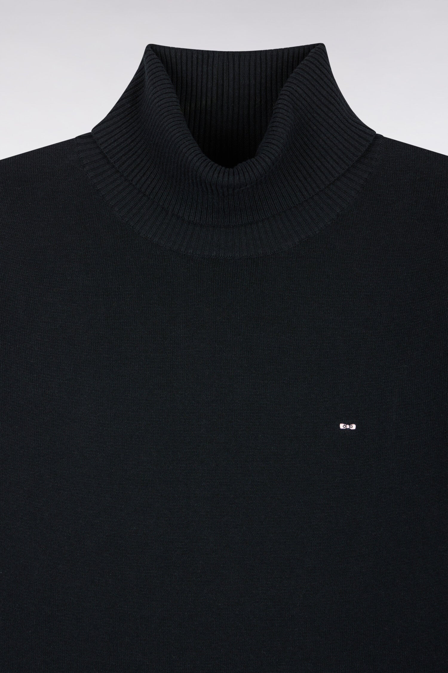 Pull à col roulé en coton et viscose noir coupe droite