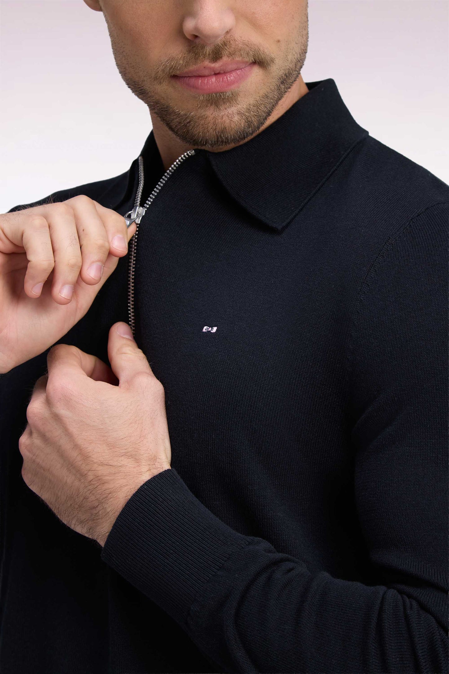 Pull à col polo zippé en coton et viscose noir coupe droite