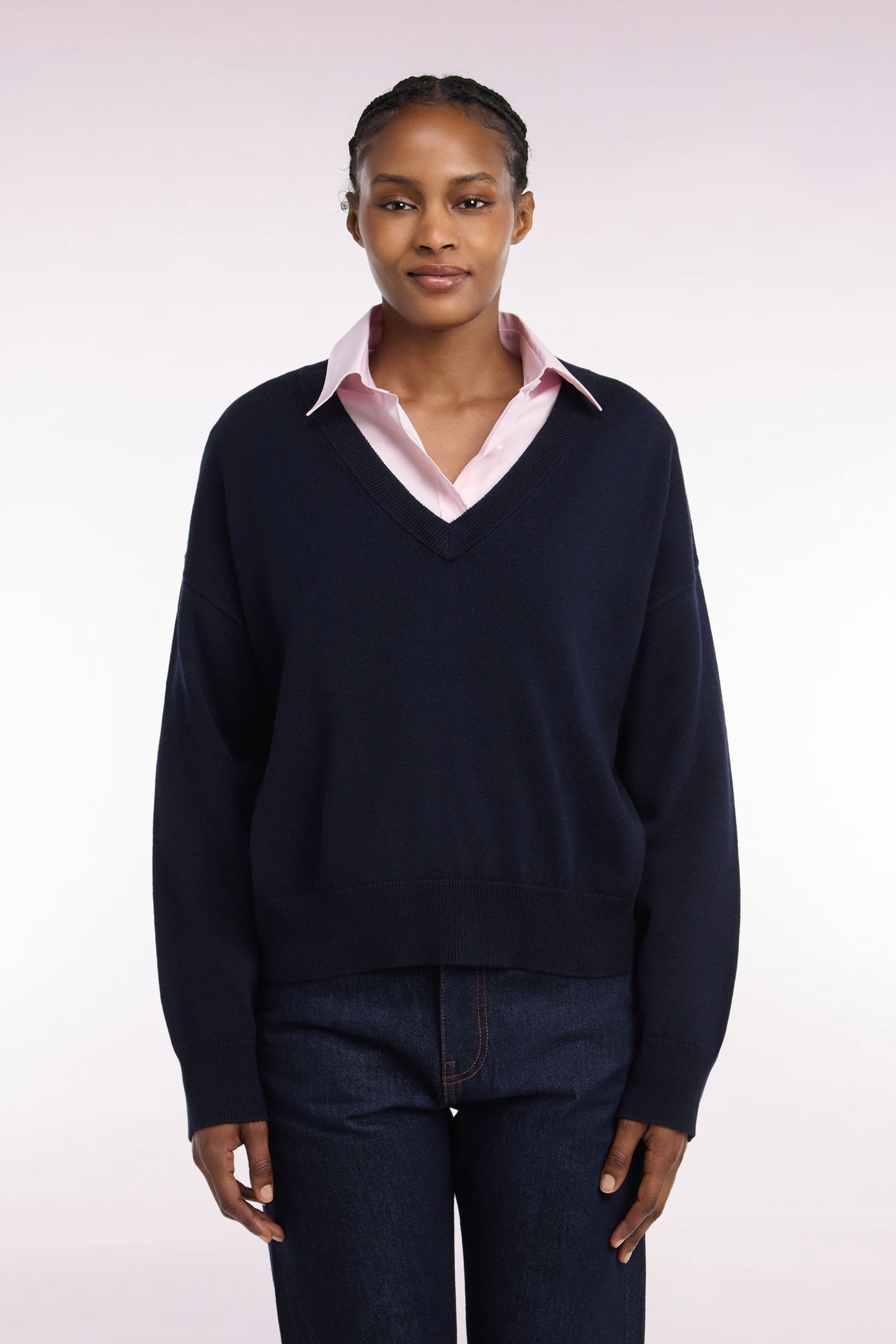 Pull col V en laine et coton marine coupe oversized