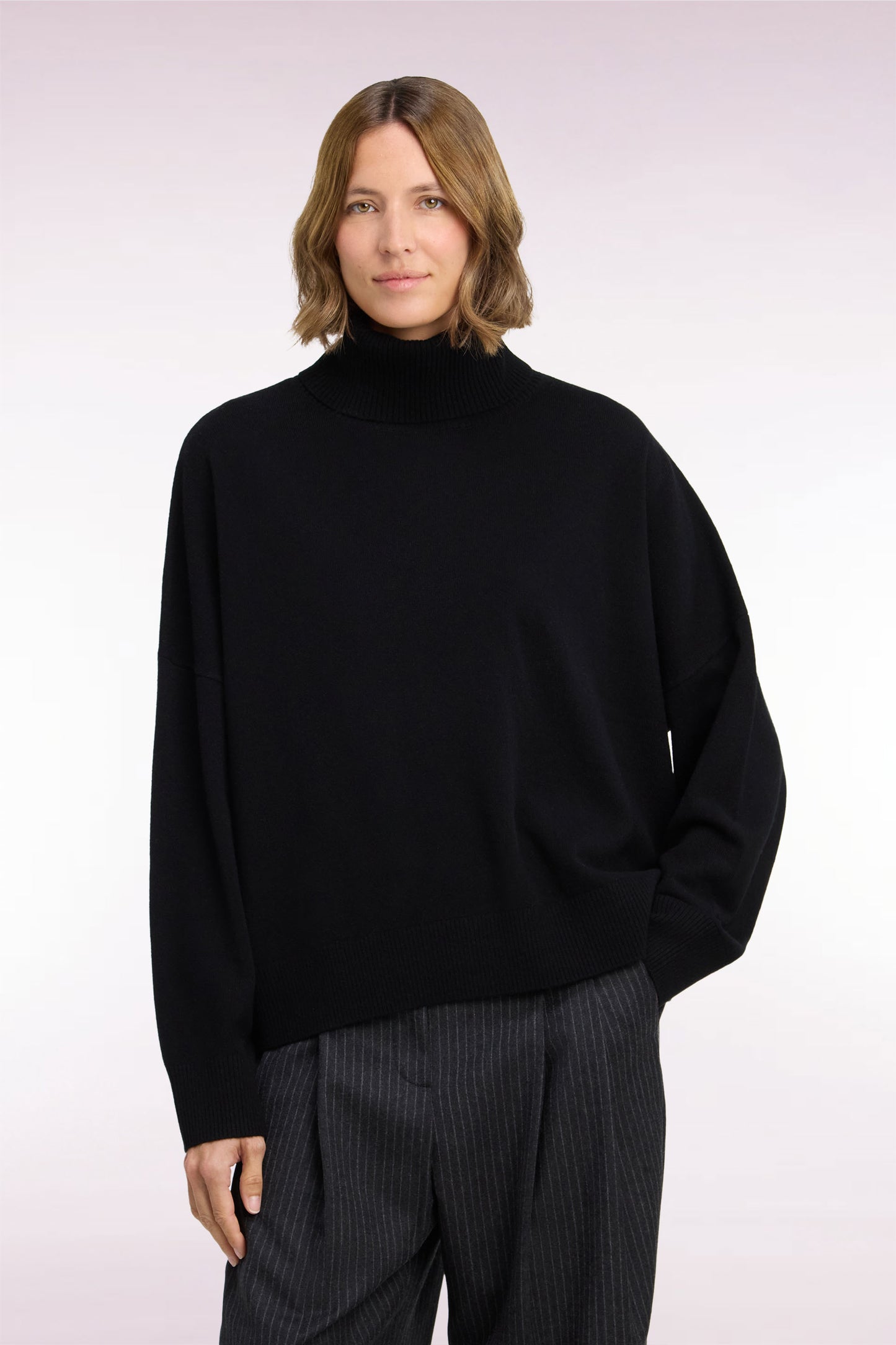 Pull col roulé en laine vierge et cachemire noir