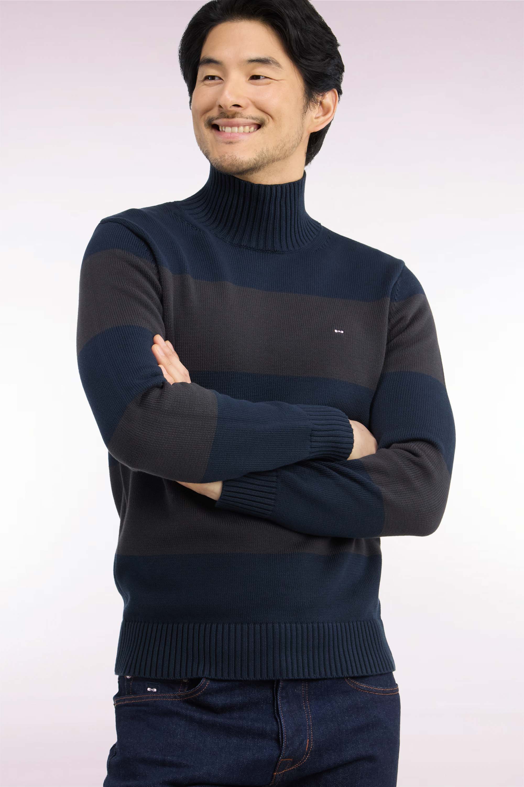 Pull col cheminée en coton rayé marron et marine coupe droite