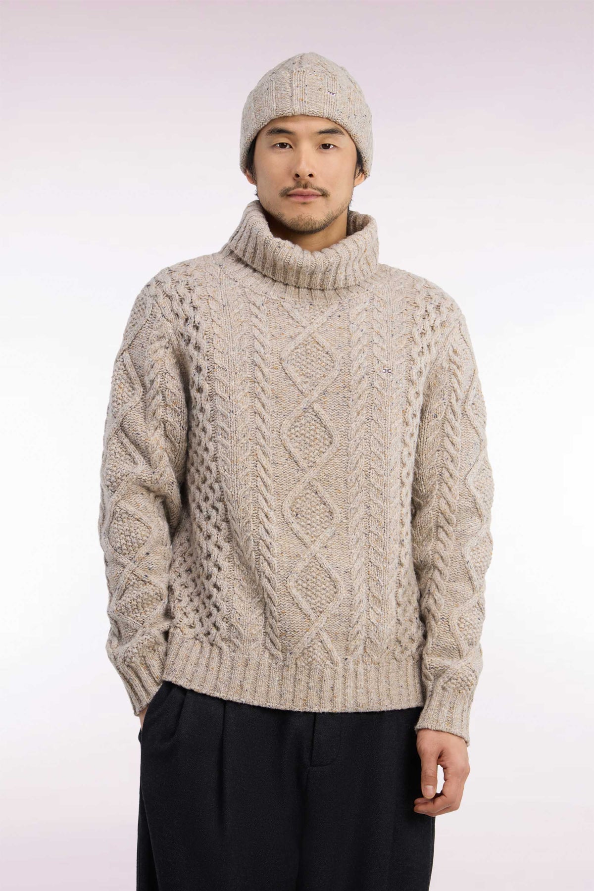 Pull à col roulé en maille torsadée beige coupe droite