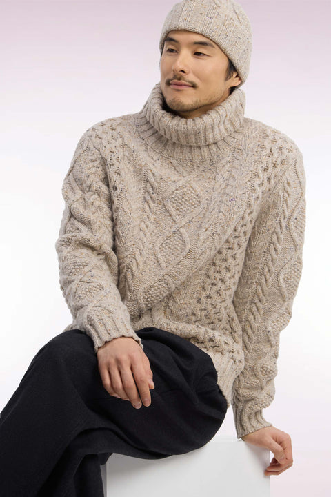 Pull à col roulé en maille torsadée beige coupe droite - Image 1