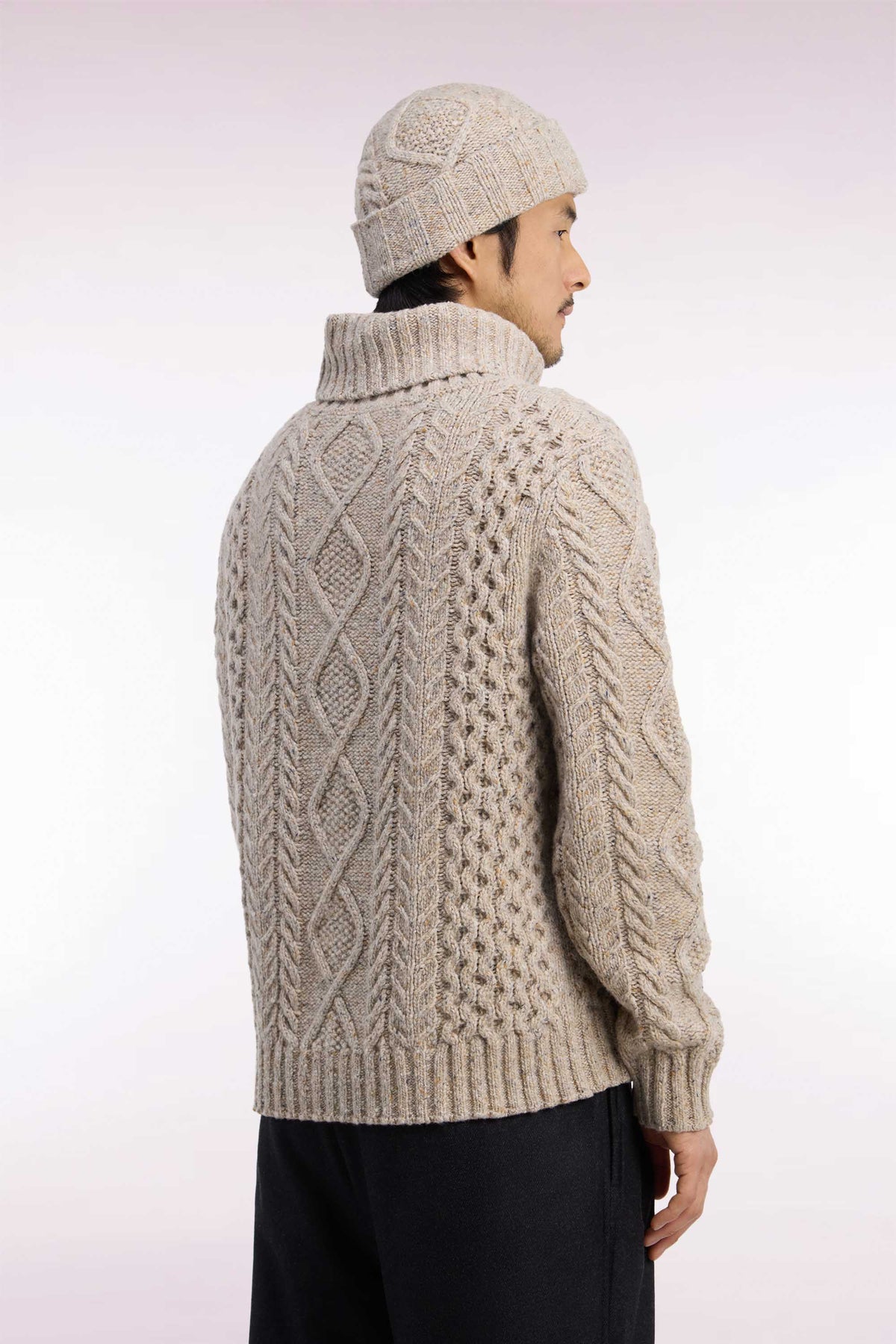 Pull à col roulé en maille torsadée beige coupe droite