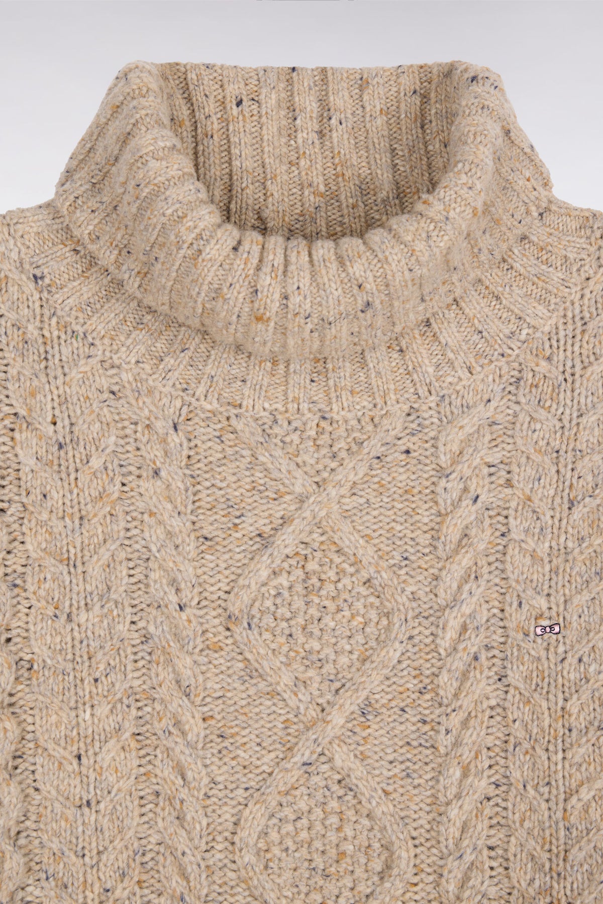 Pull à col roulé en maille torsadée beige coupe droite