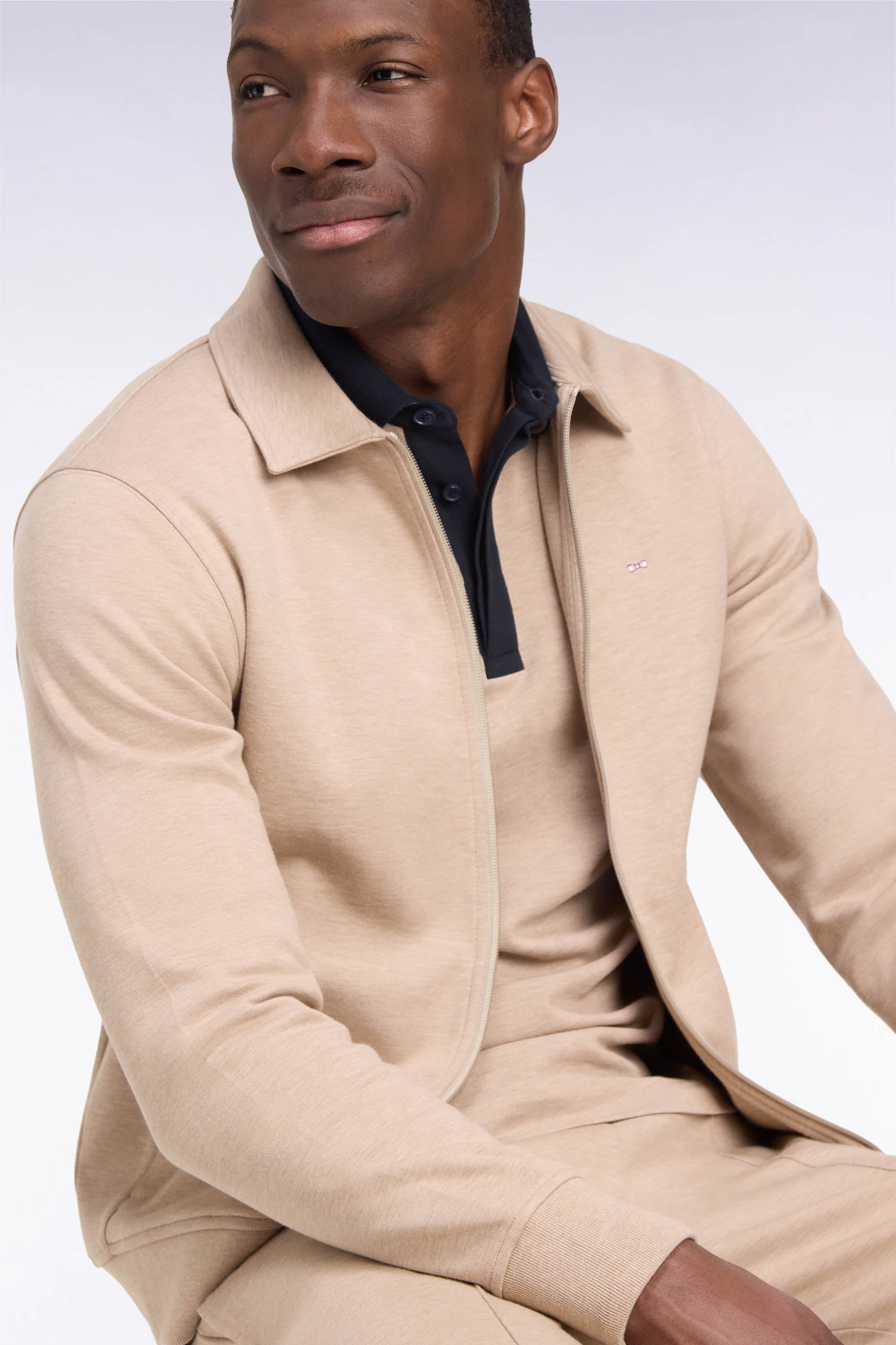 jersey mangas cortas con cuello polo beige corte recto