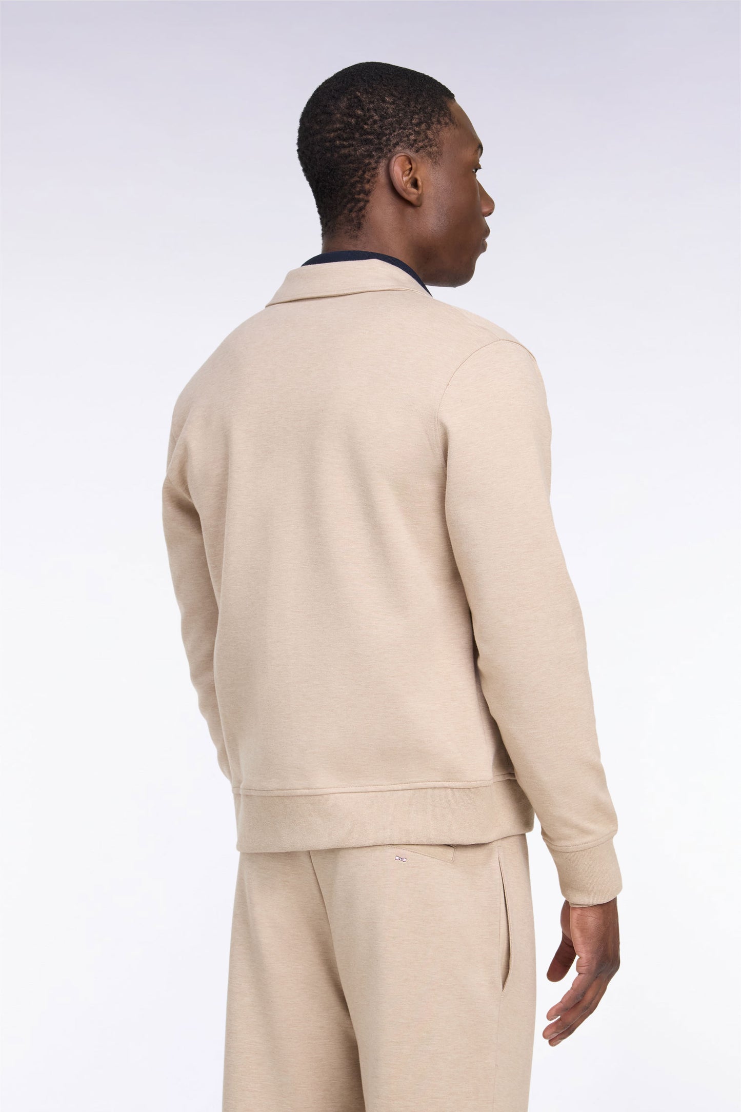 Sweatshirt zippé à col polo beige coupe droite
