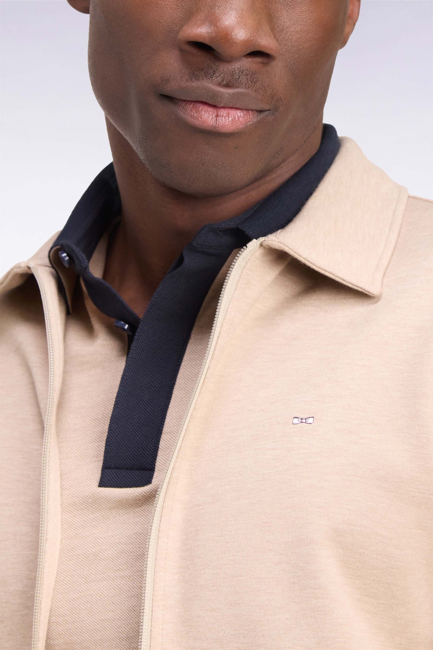 Sweatshirt zippé à col polo beige coupe droite