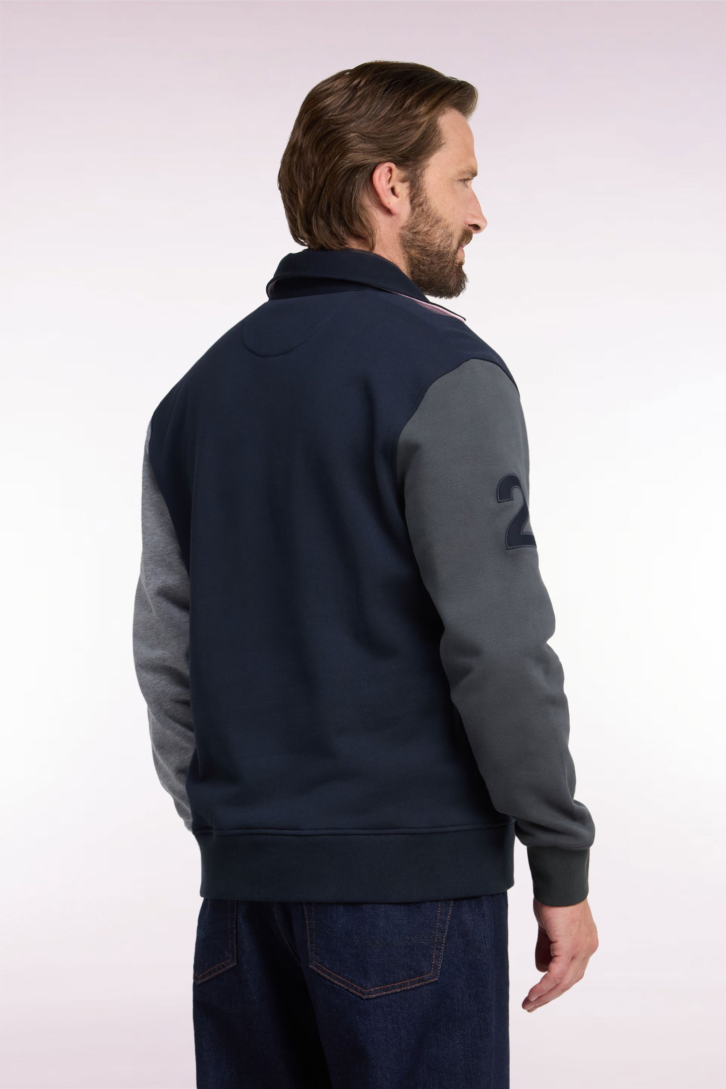 Sweatshirt en coton à découpes marine écusson brodé