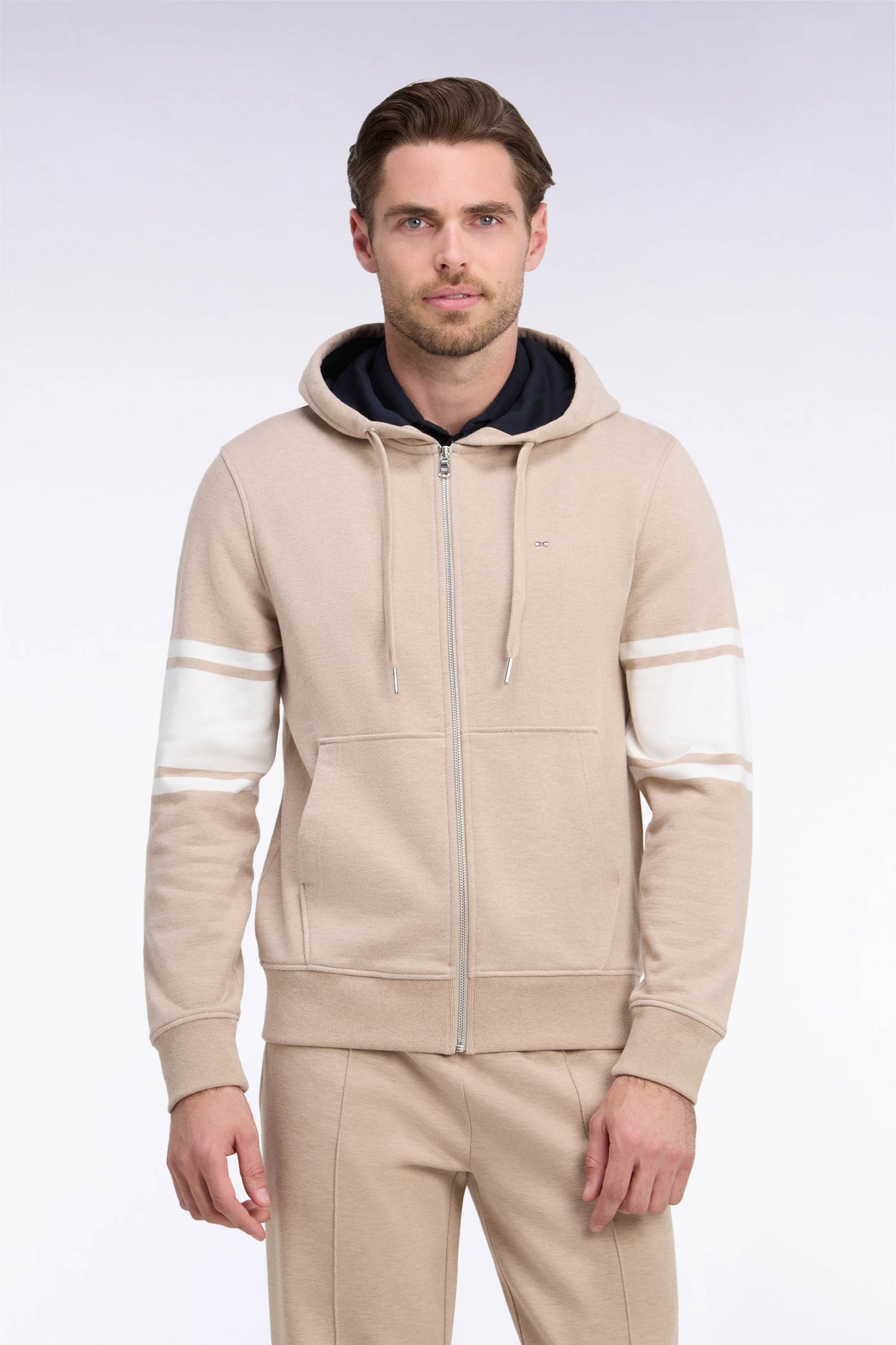 Sweatshirt à capuche zippé en molleton coton beige coupe droite